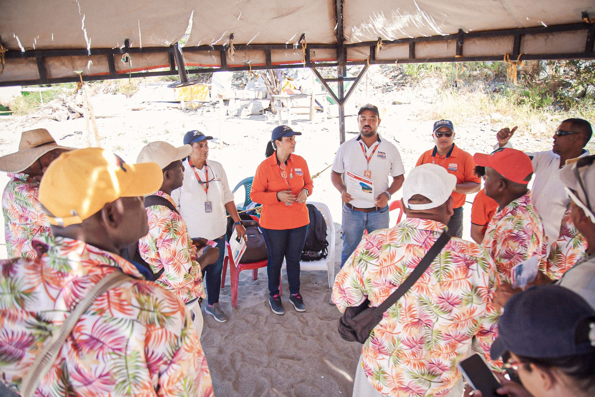Alcaldía capacita a 112 prestadores de servicio de las playas sobre las buenas prácticas en el espacio público