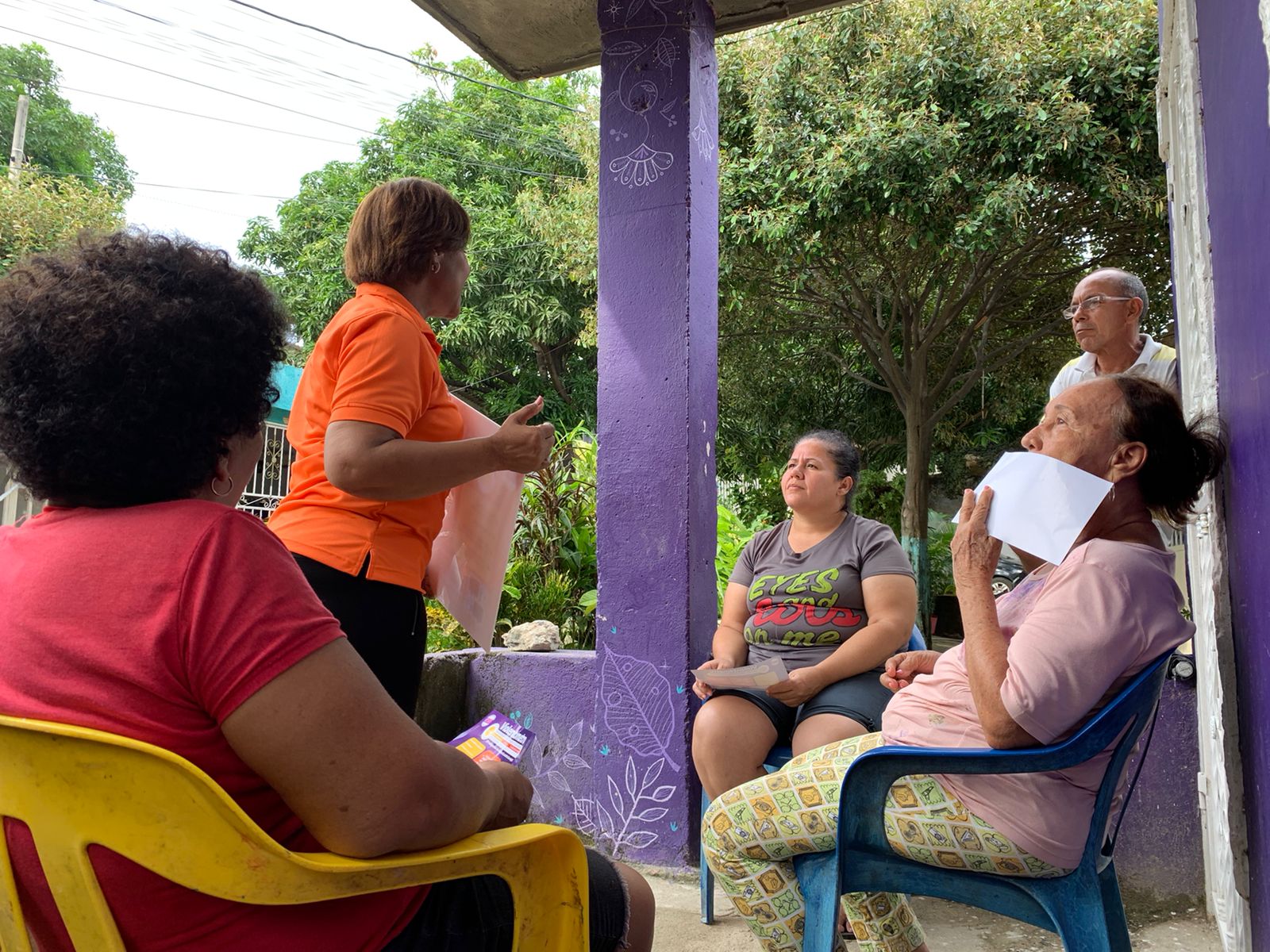 Alcaldía Distrital sensibiliza sobre violencia de género casa a casa en Los Laureles de Bonda
