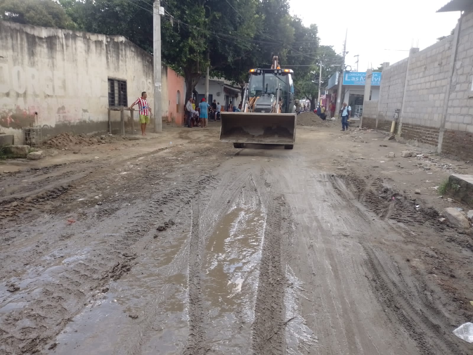 Distrito remueve material rocoso y lodo en el barrio Las Malvinas tras afectaciones por la temporada de lluvias
