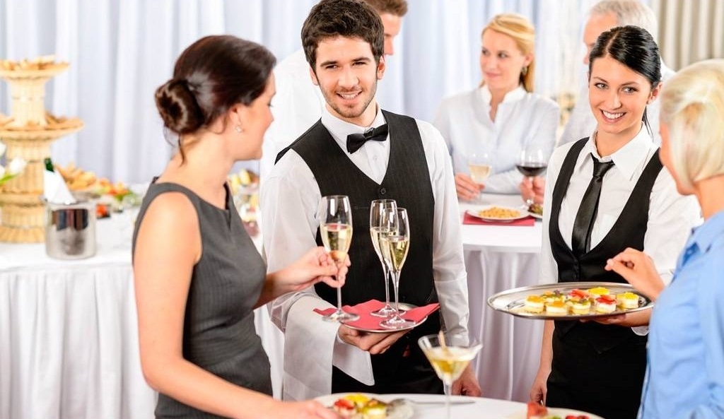 Alcaldía del Cambio y el AC Hotel By Marriot inician curso gratuito de camarería