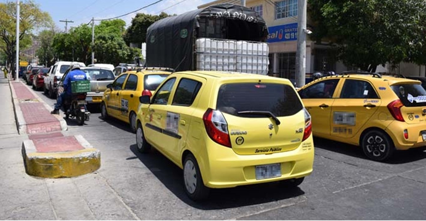 La alcaldía levanta medida de ‘Pico y Placa’ para taxis y restringe circulación de motos el 24 y 31