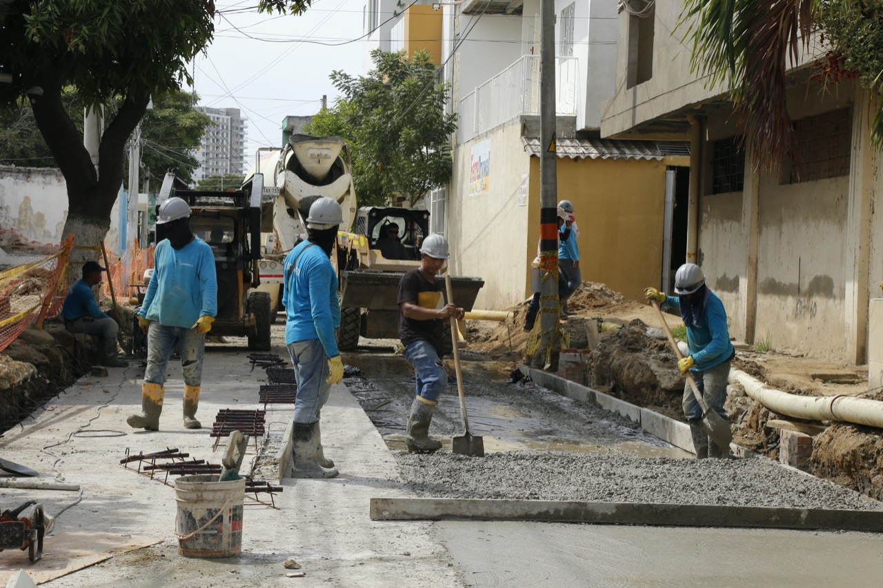 A buen ritmo avanza la pavimentación de la calle 14 de Gaira