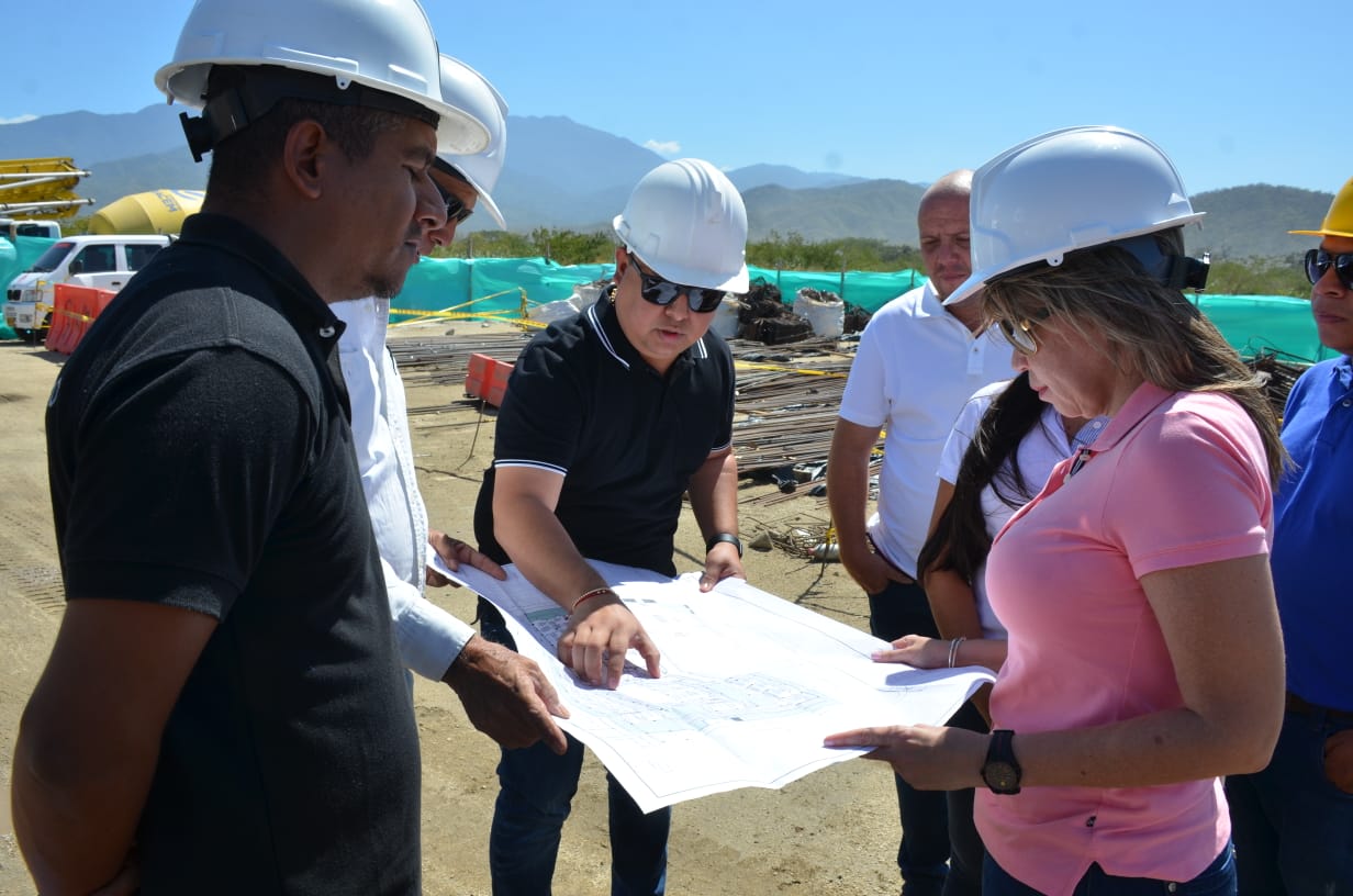 Alcaldesa Virna Johnson inspecciona obras y ratifica que la educación es prioridad en su Gobierno