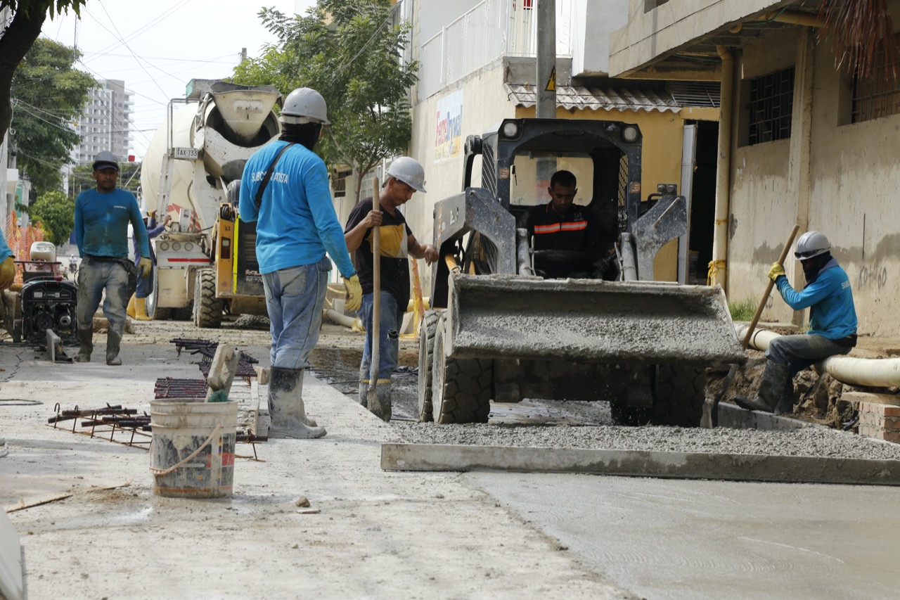 A buen ritmo avanza la pavimentación de la calle 14 de Gaira