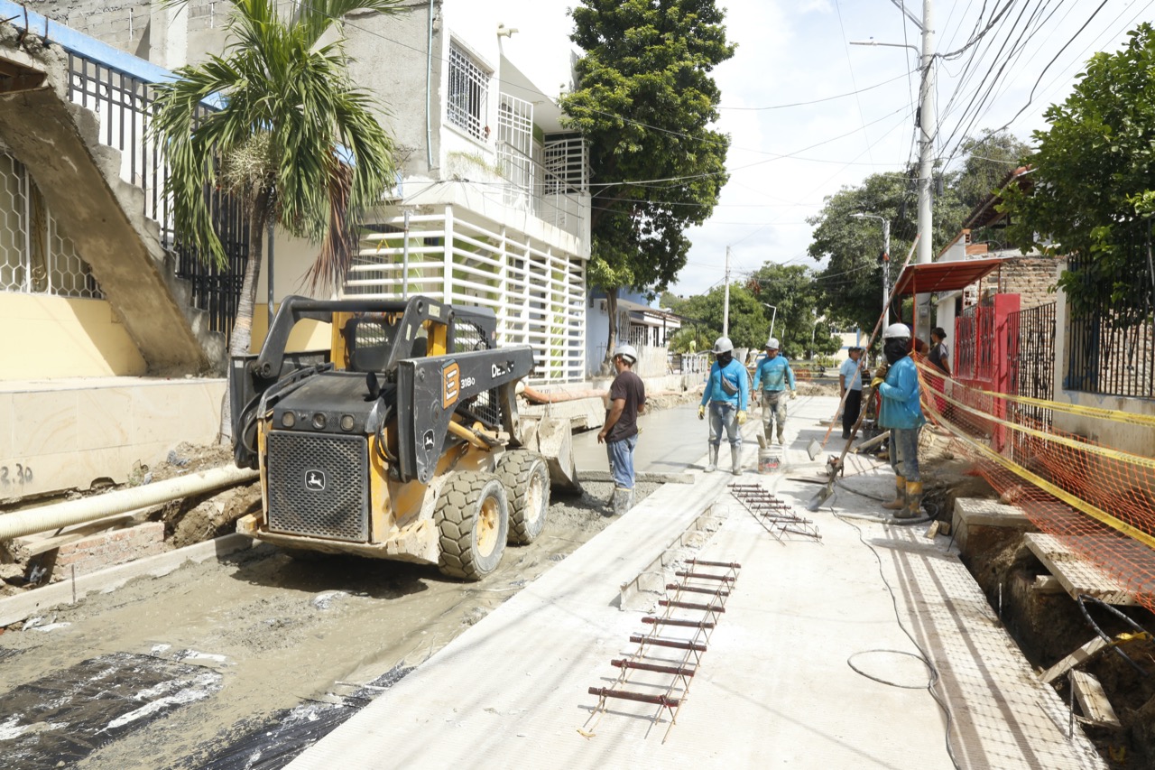 A buen ritmo avanza la pavimentación de la calle 14 de Gaira