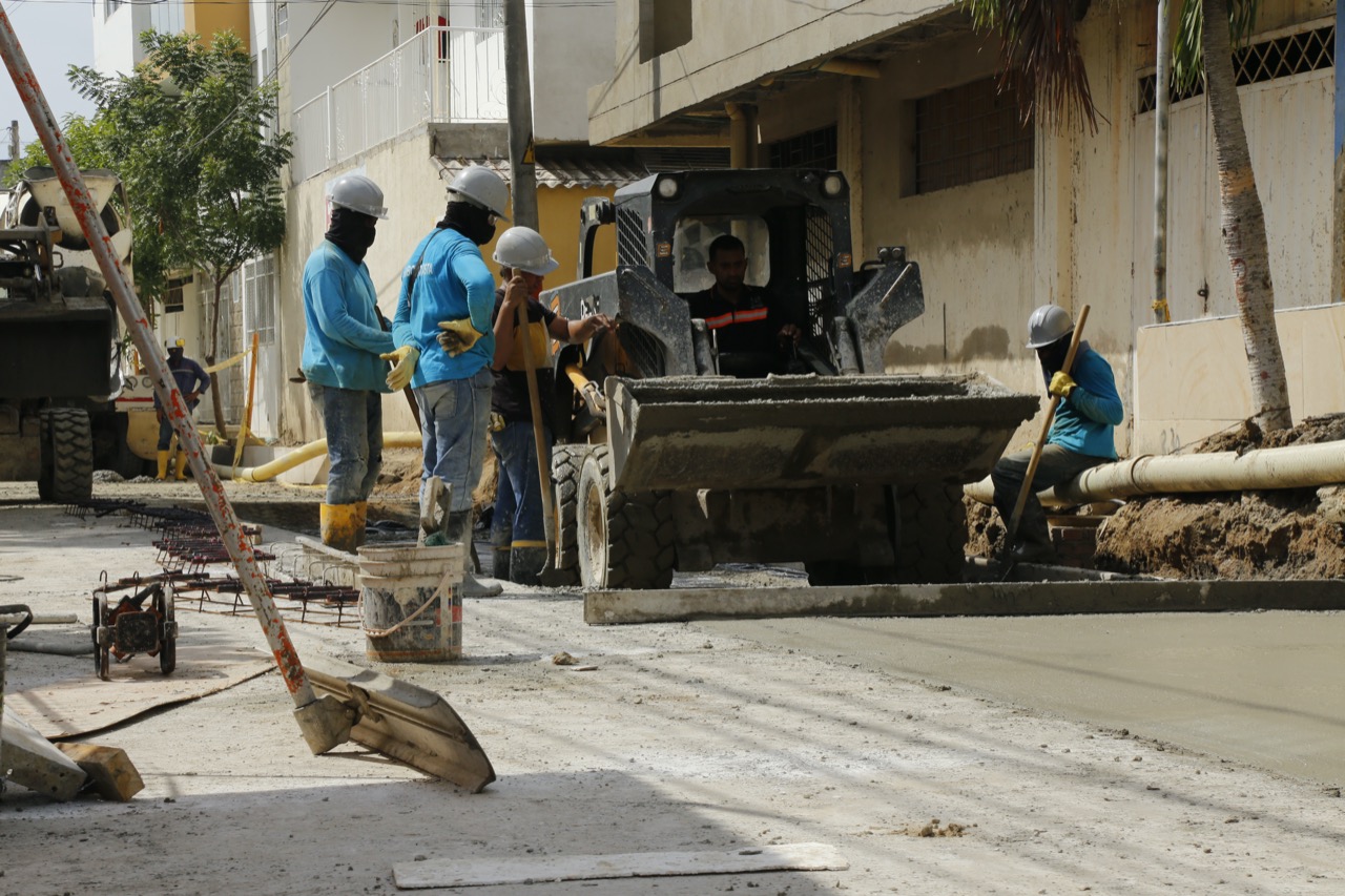 A buen ritmo avanza la pavimentación de la calle 14 de Gaira