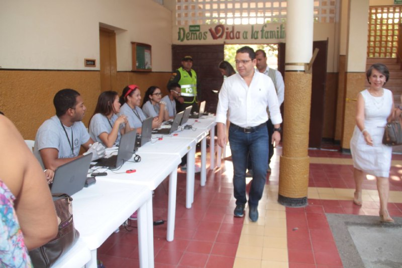 Alcalde Martínez inauguró jornada electoral