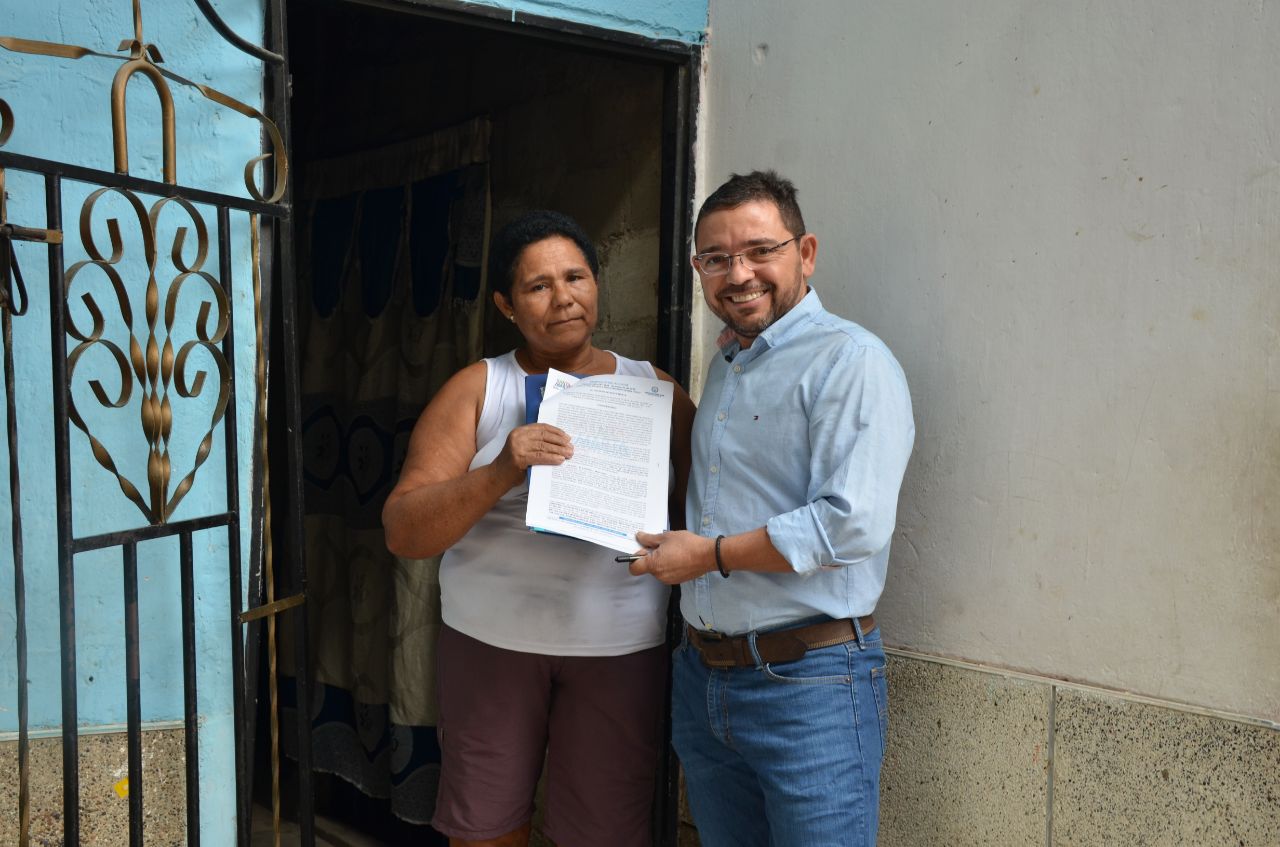 Alcalde de Santa Marta personalmente notifica a familias que recibirán cuatro mil títulos de propiedad de sus viviendas