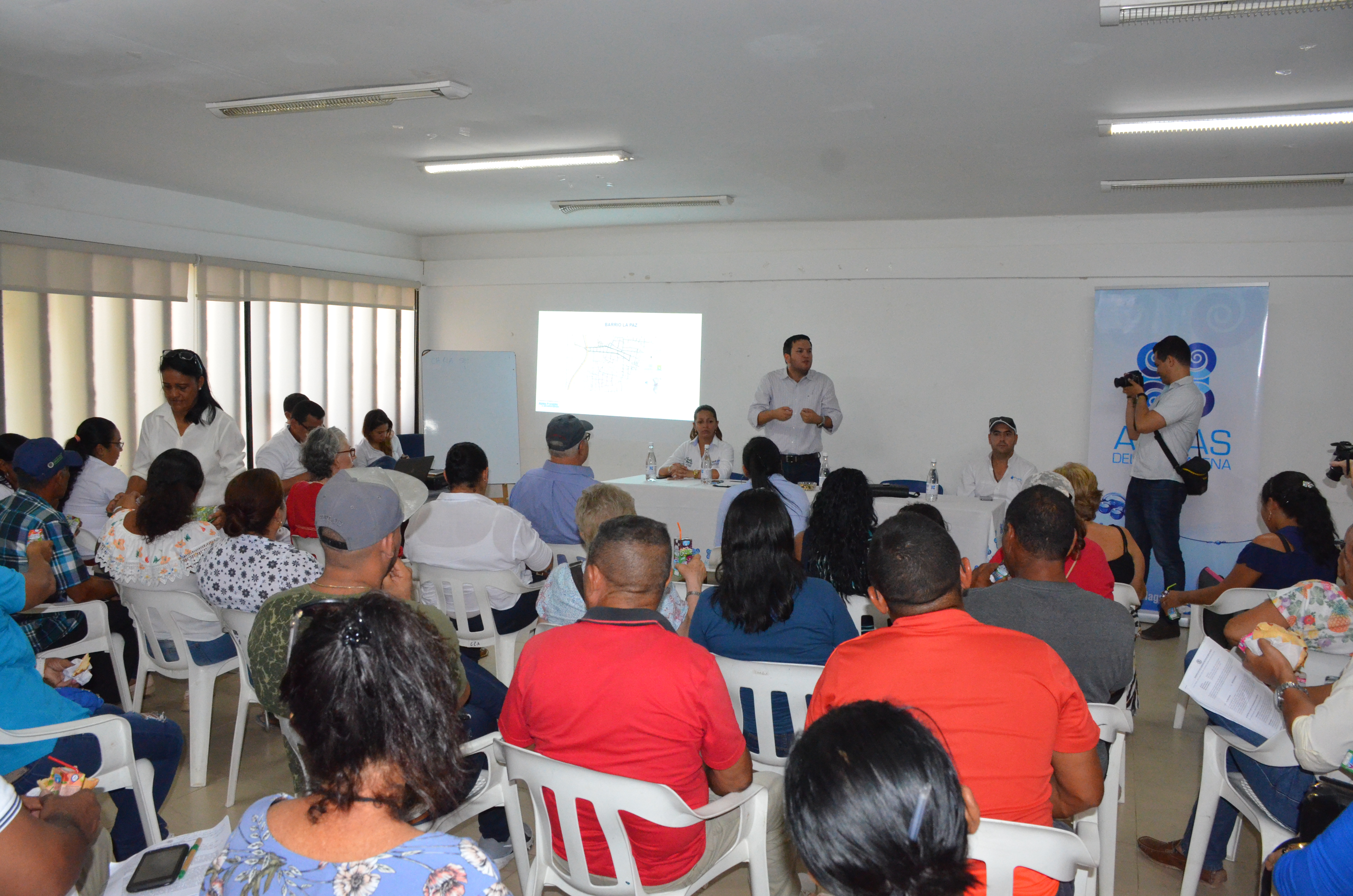 En reunión sostenida con representantes de la comunidad del sur de Santa Marta, llevada a cabo en el barrio La Paz, el alcalde encargado de la ciudad, Adolfo Torné Stuwe, anunció el reinicio de las obras que permitirán poner en funcionamiento el colector En reunión sostenida con representantes de la comunidad del sur de Santa Marta, llevada a cabo en el barrio La Paz, el alcalde encargado de la ciudad, Adolfo Torné Stuwe, anunció el reinicio de las obras que permitirán poner en funcionamiento el colector