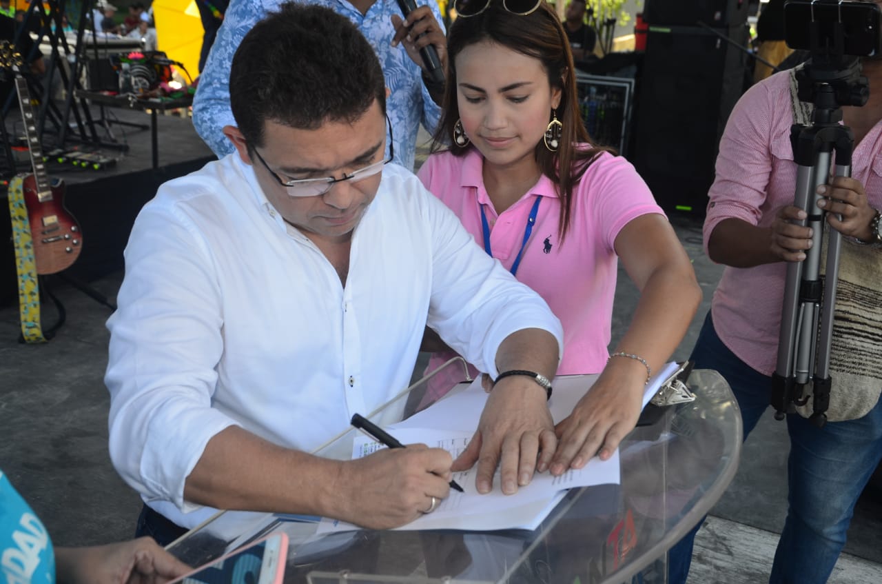 Alcalde Martínez presenta decreto que controlará plásticos e icopores de un solo uso en el Distrito