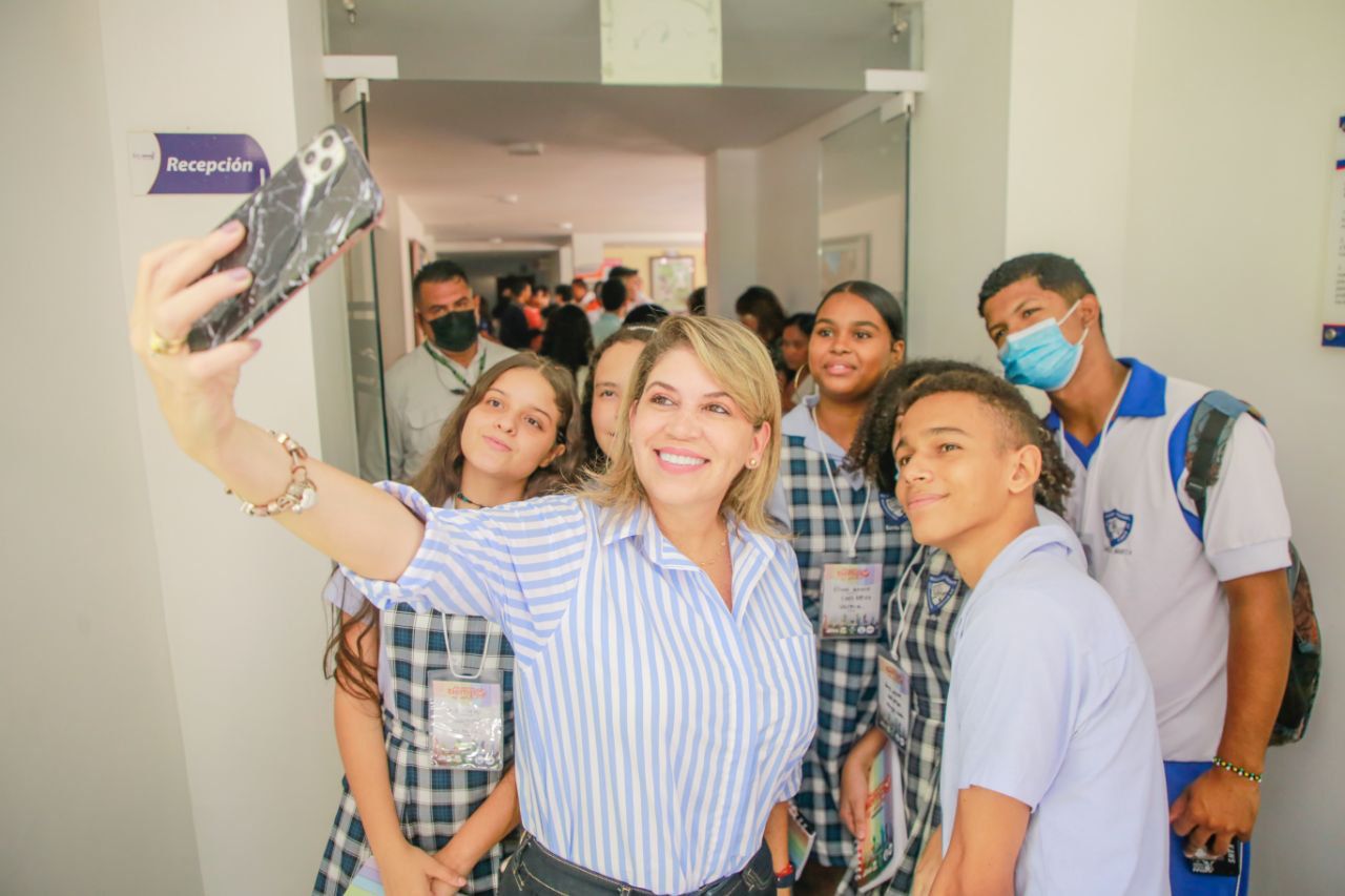 La Alcaldesa junto a los estudiantes en la asamblea de juventudes