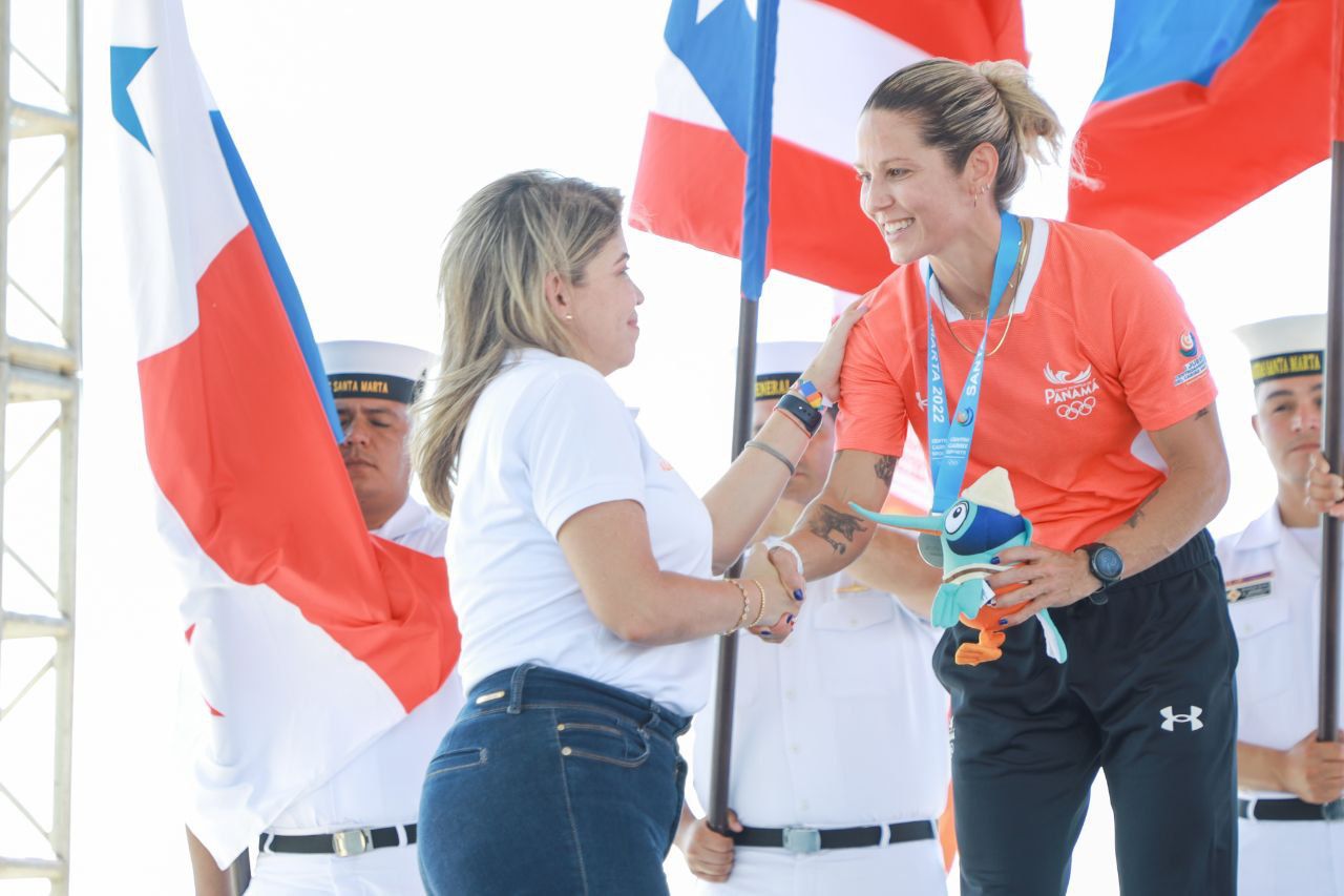 Alcaldesa Virna Johnson condecora a los primeros medallistas de los I Juegos Centroamericanos y del Caribe de Mar y Playa
