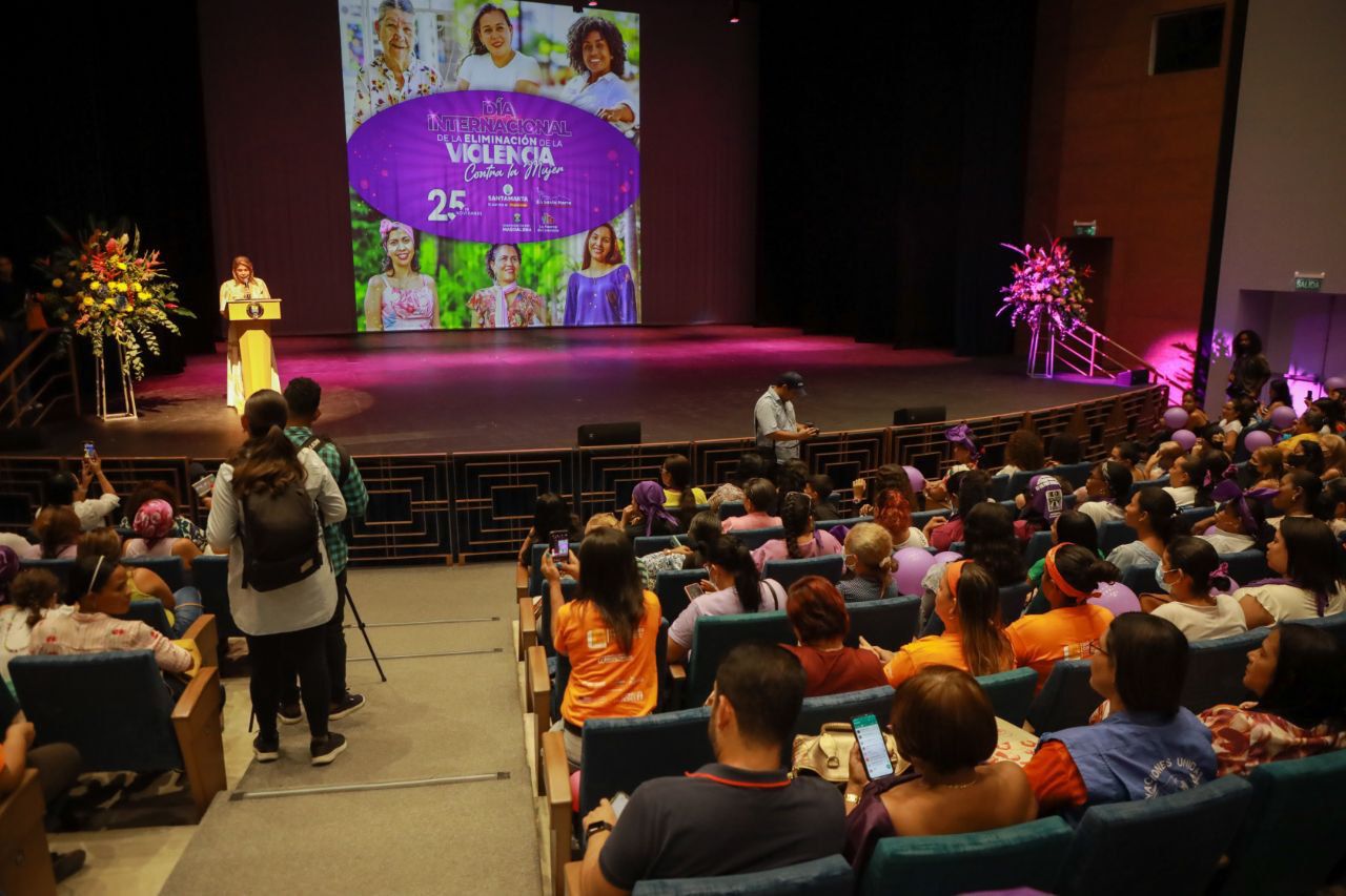 Alcaldesa Virna Johnson firmó alianza con la academia para la implementación de la cátedra UNESCO de prevención de violencia contra la mujer