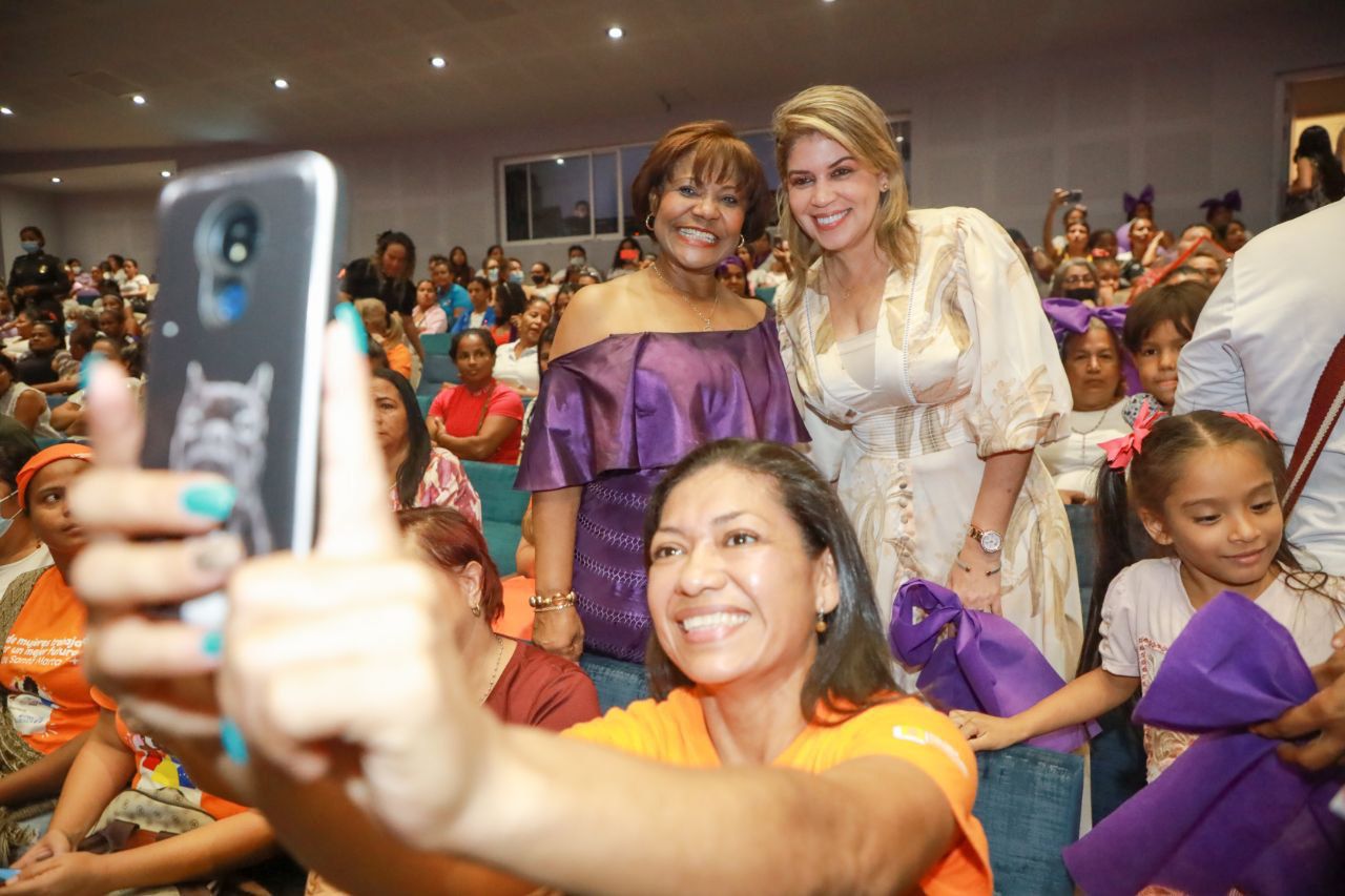 Alcaldesa Virna Johnson firmó alianza con la academia para la implementación de la cátedra UNESCO de prevención de violencia contra la mujer