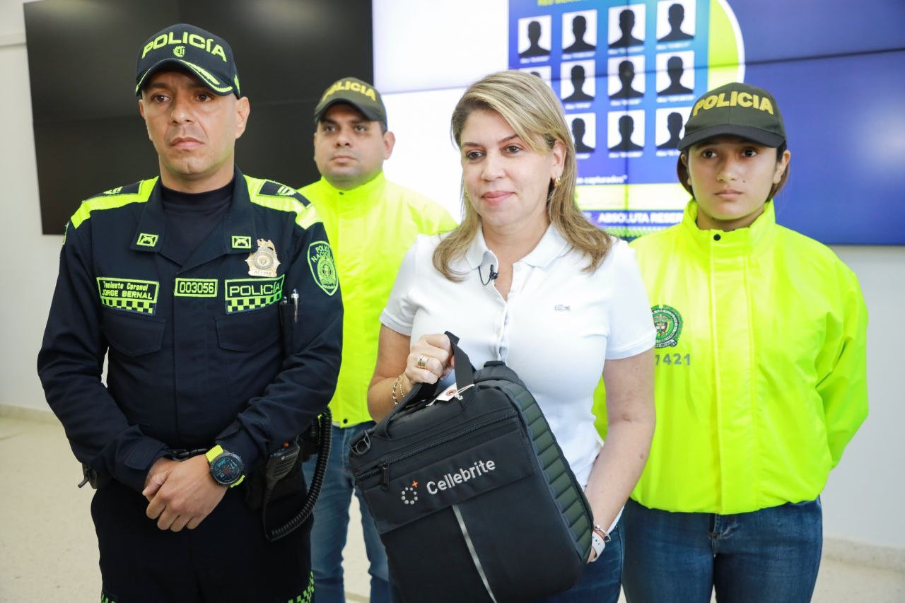 Alcaldesa Virna Johnson entrega software especializado para combatir el crimen a la Policía Metropolitana