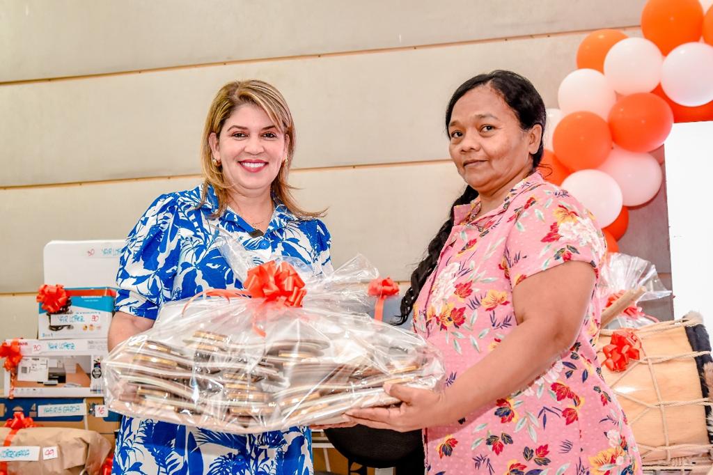 Alcaldesa Virna Johnson entrega unidades productivas a víctimas del conflicto e insumos de trabajo a mujeres artesanas