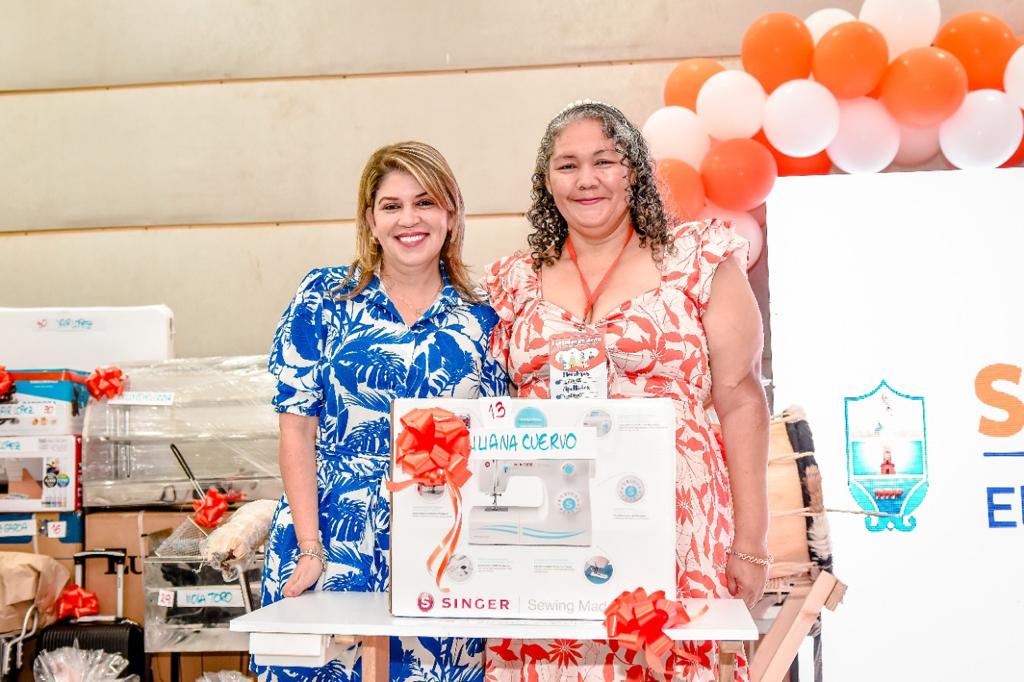 Alcaldesa Virna Johnson entrega unidades productivas a víctimas del conflicto e insumos de trabajo a mujeres artesanas