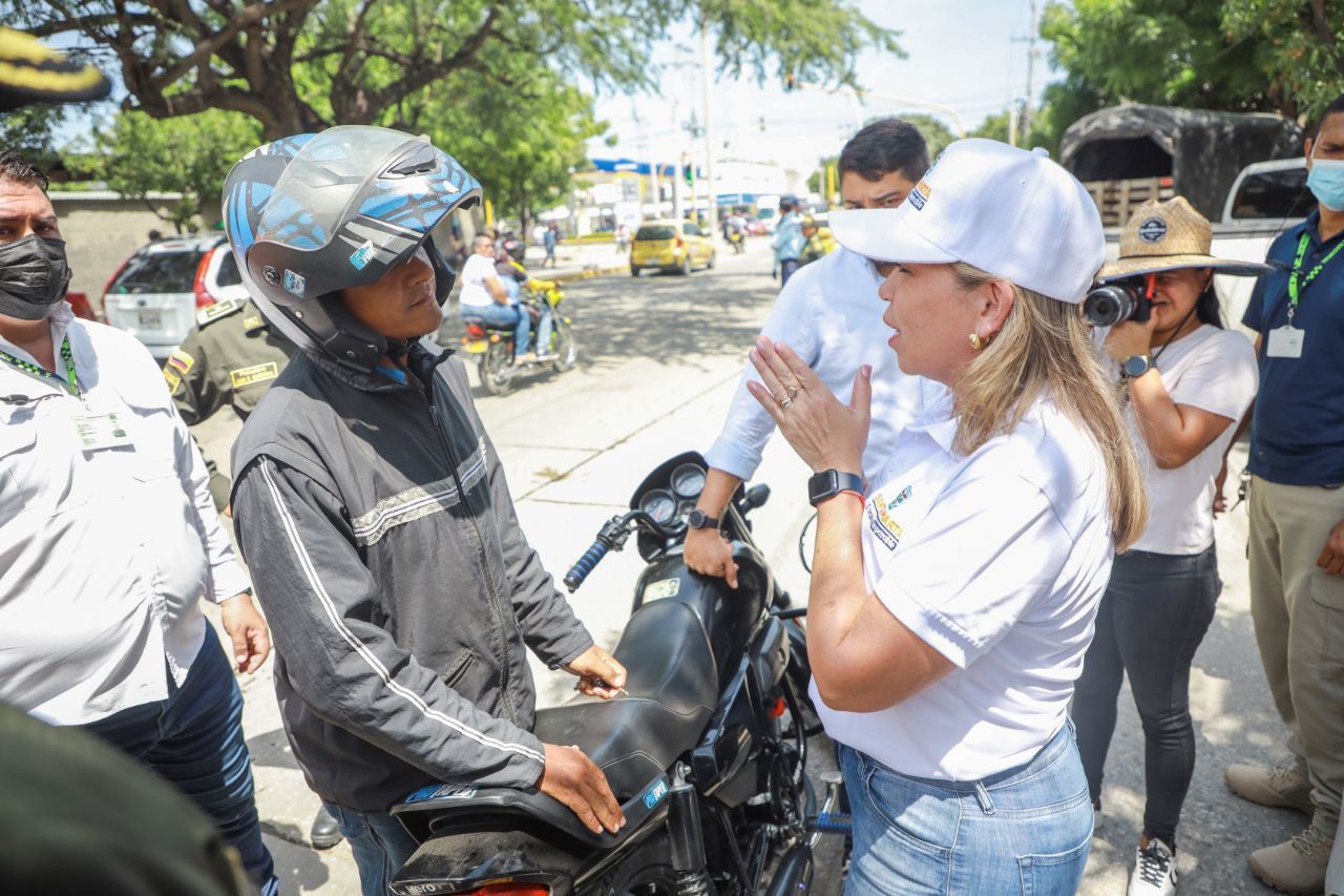 Alcaldesa Virna Johnson lidera operativo para la prevención del hurto: 98 sanciones por parrillero hombre y placas adulteradas