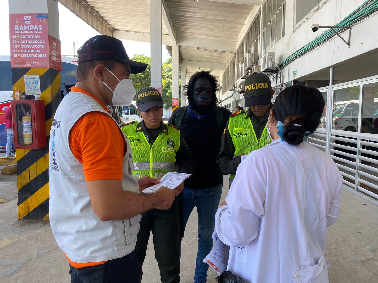 Alcaldía sensibiliza a viajeros de la Terminal de Transportes sobre la prevención de la viruela del mono