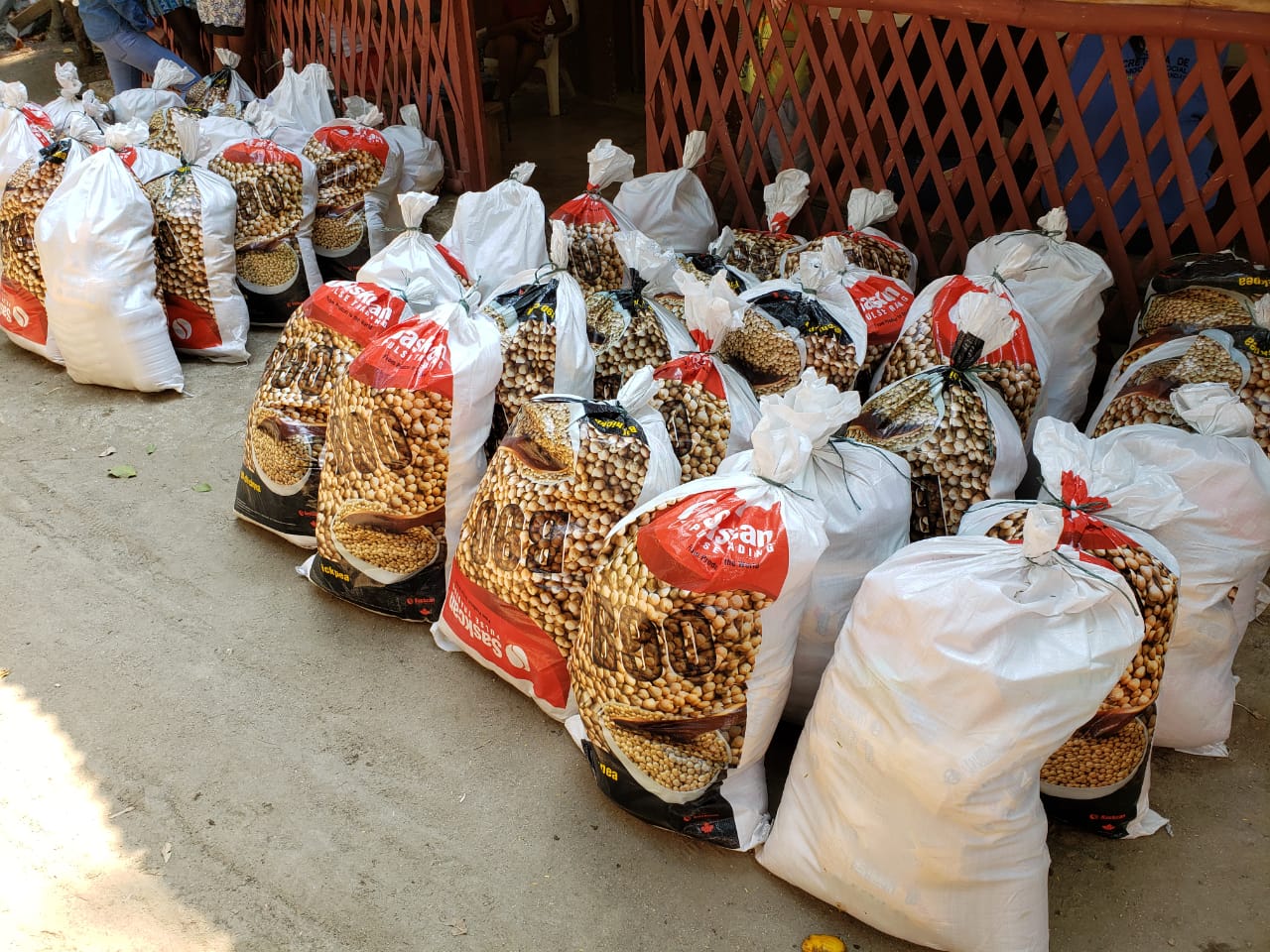 Distrito entrega mercados solidarios a comunidad indígena y dona almuerzos a personas menos favorecidas