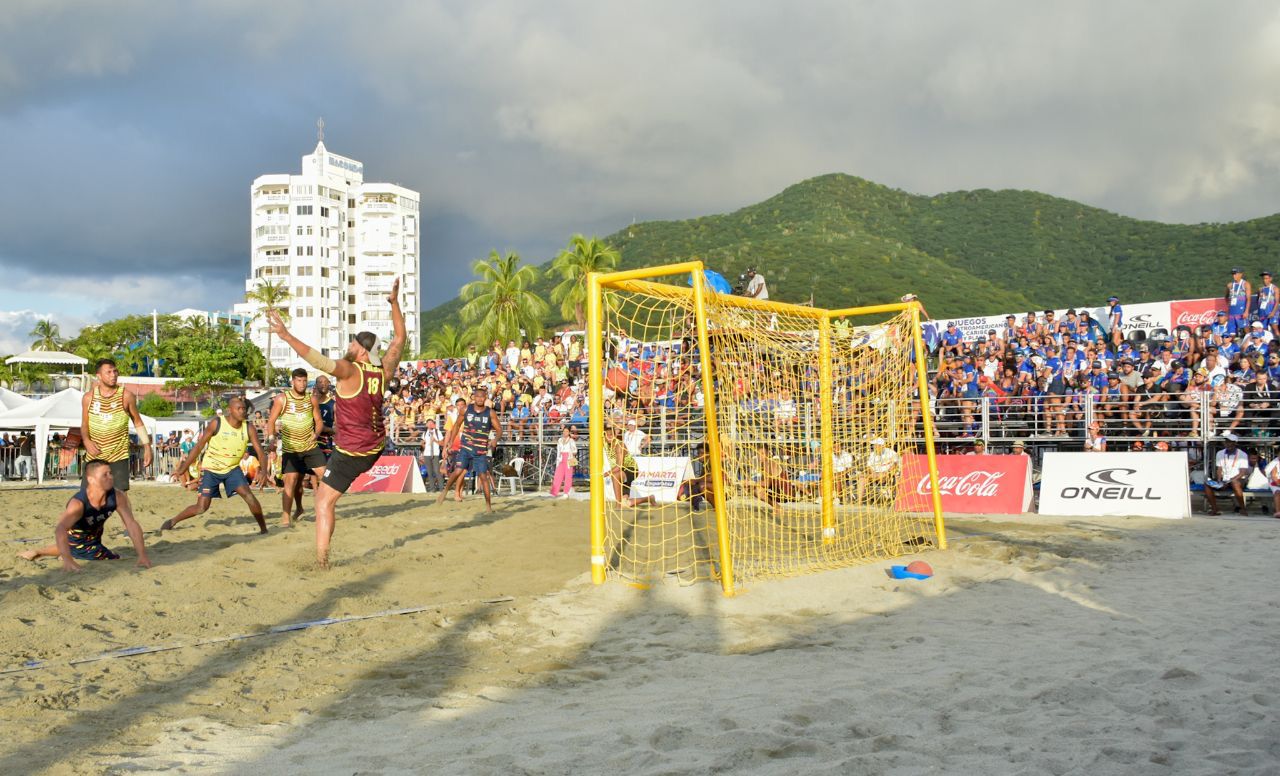 Intensa final de balonmano playa se vivió en el Parque Multideportivo 500 Años