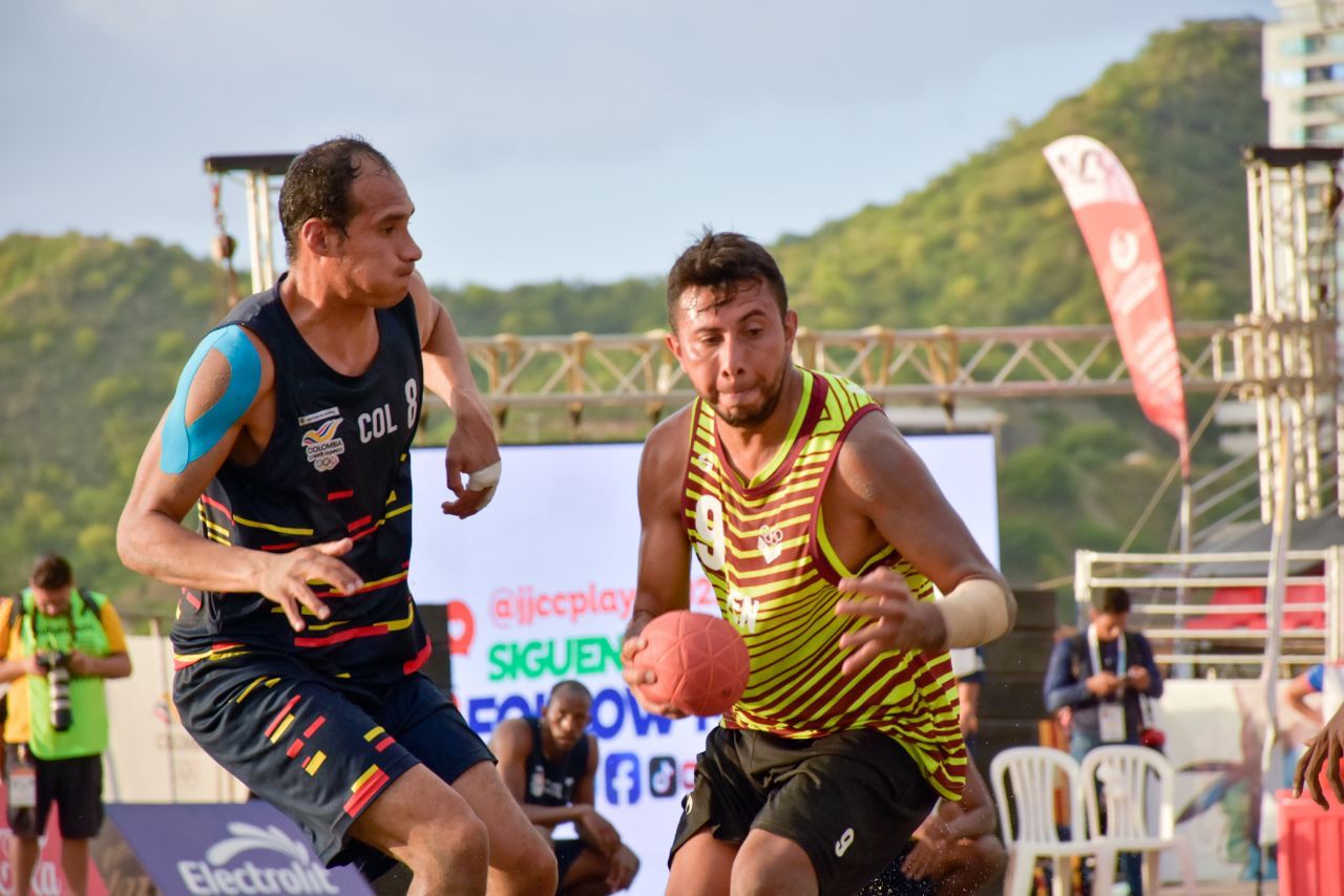 Intensa final de balonmano playa se vivió en el Parque Multideportivo 500 Años