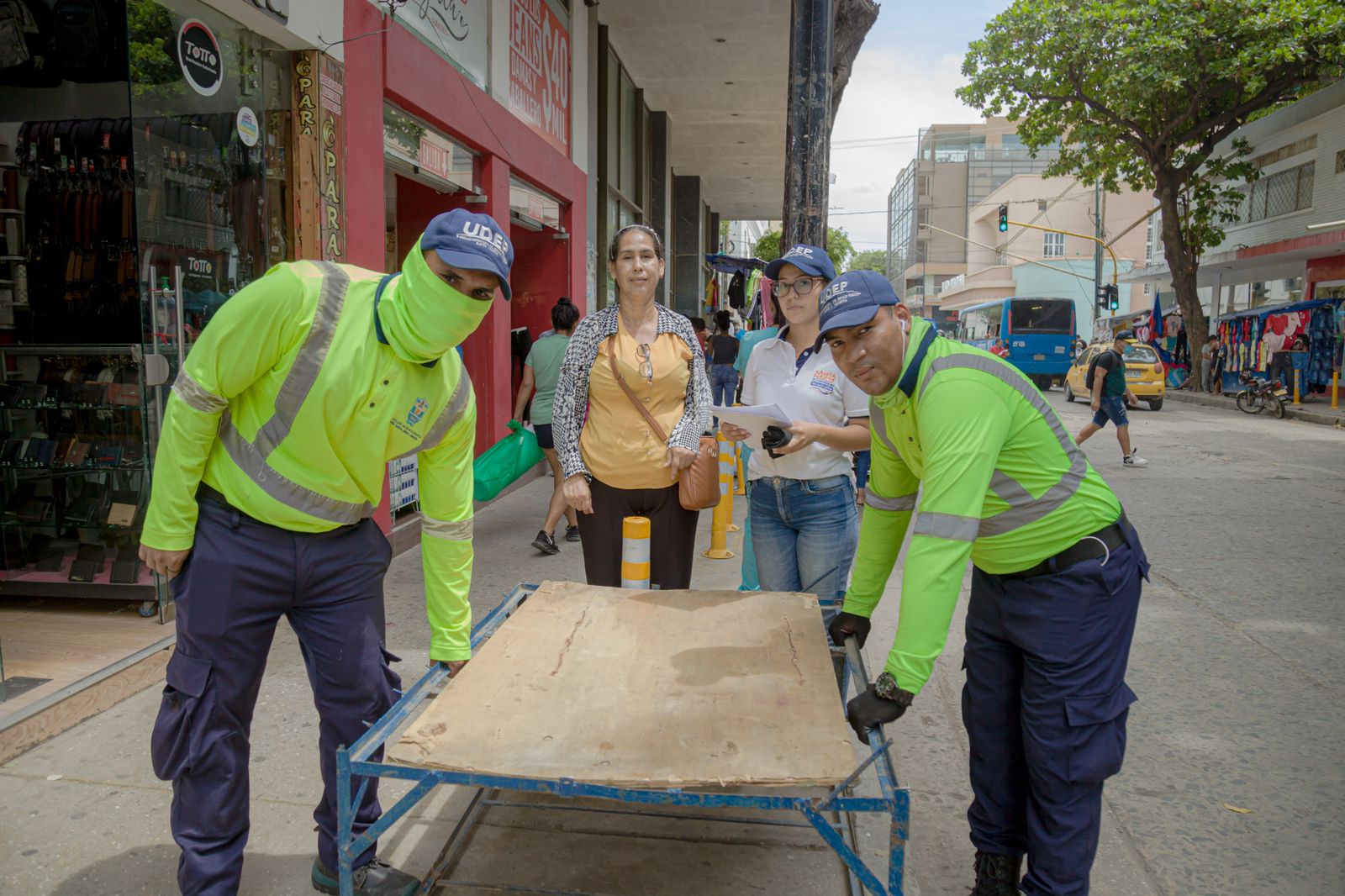 251 vendedores informales han cedido el espacio público para transformar la carrera 5ta