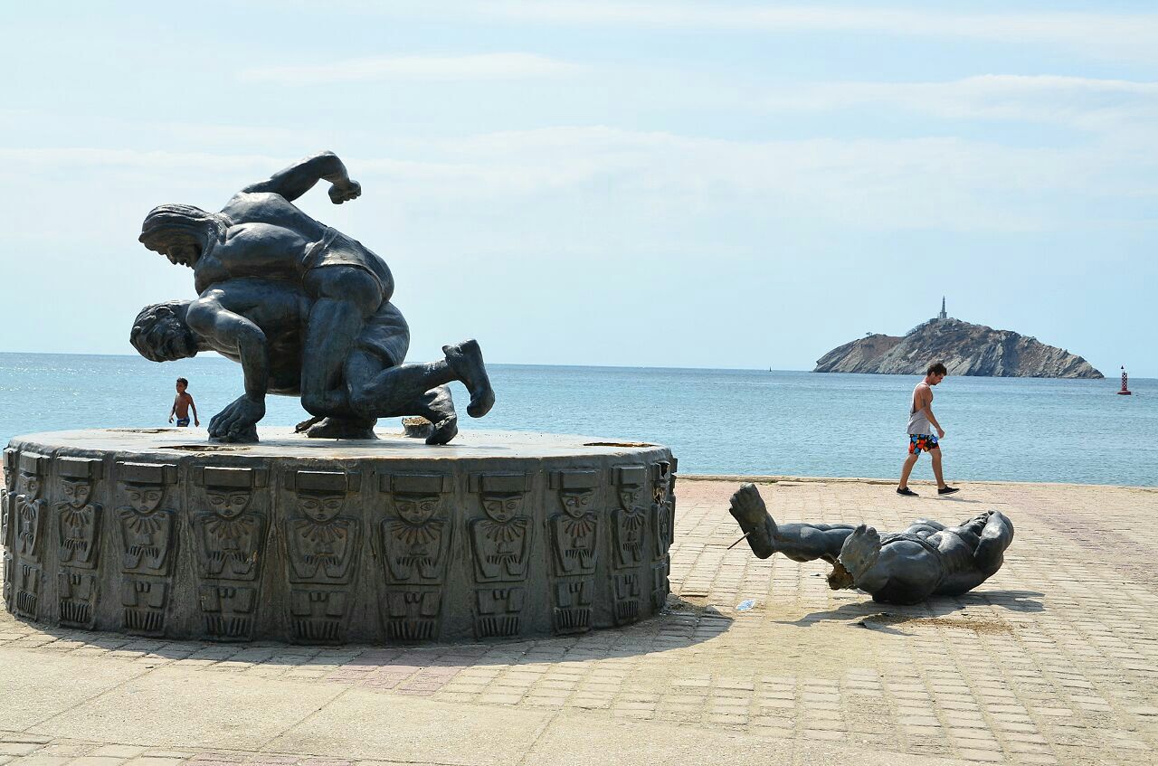 Escultura Tayrona caída en El Camellón