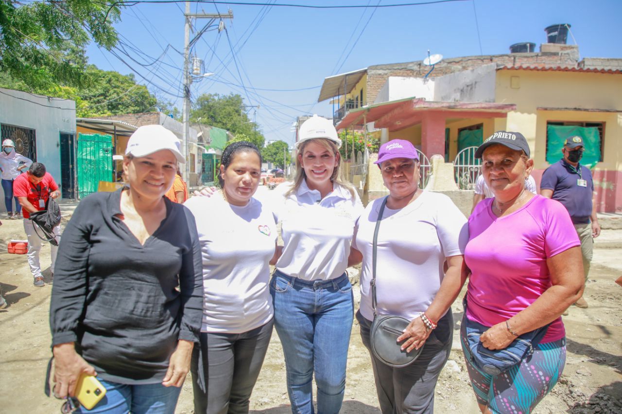 Alcaldesa con habitantes de la calle 14 en Gaira