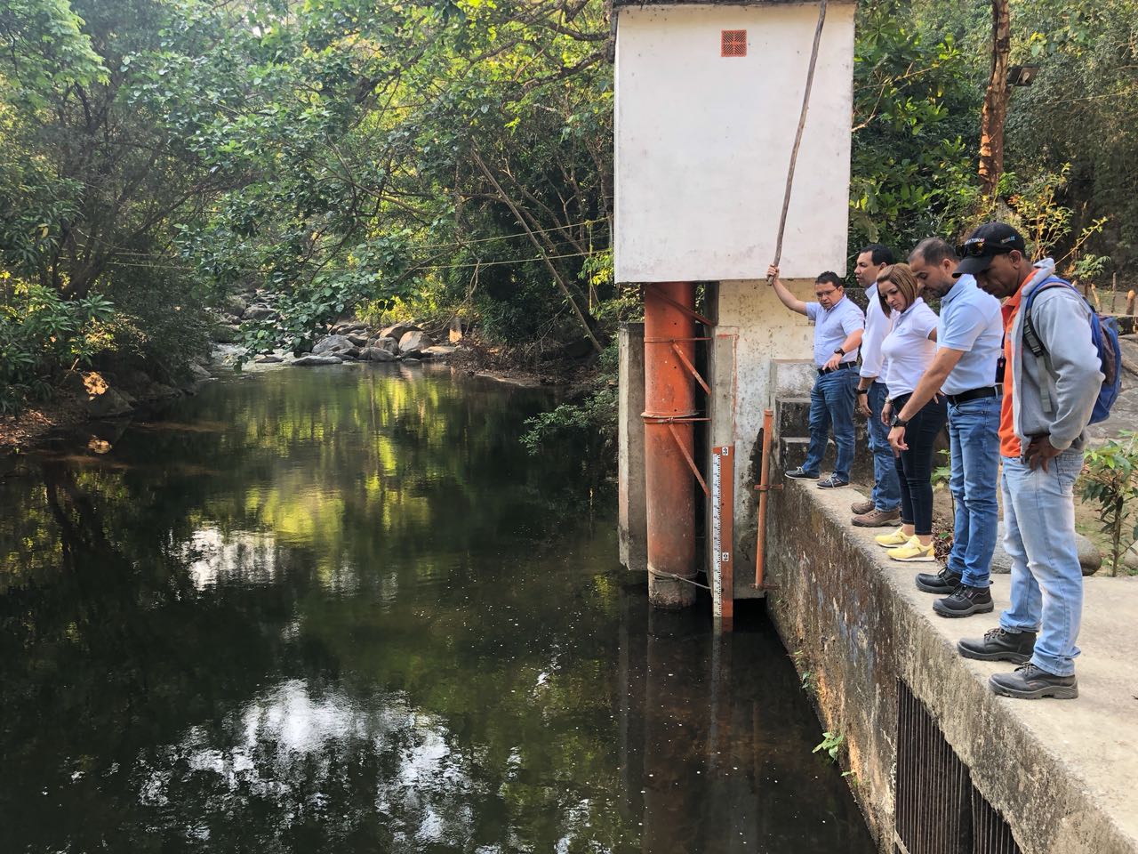 Alcalde Martínez inspeccionó captación del río Manzanares para verificar nivel de caudales Alcalde Martínez inspeccionó captación del río Manzanares para verificar nivel de caudales