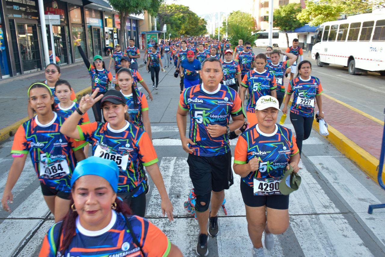 Más de 5 mil personas le madrugaron a la carrera 5K, ‘Libera Tu Ciudad del Plástico’