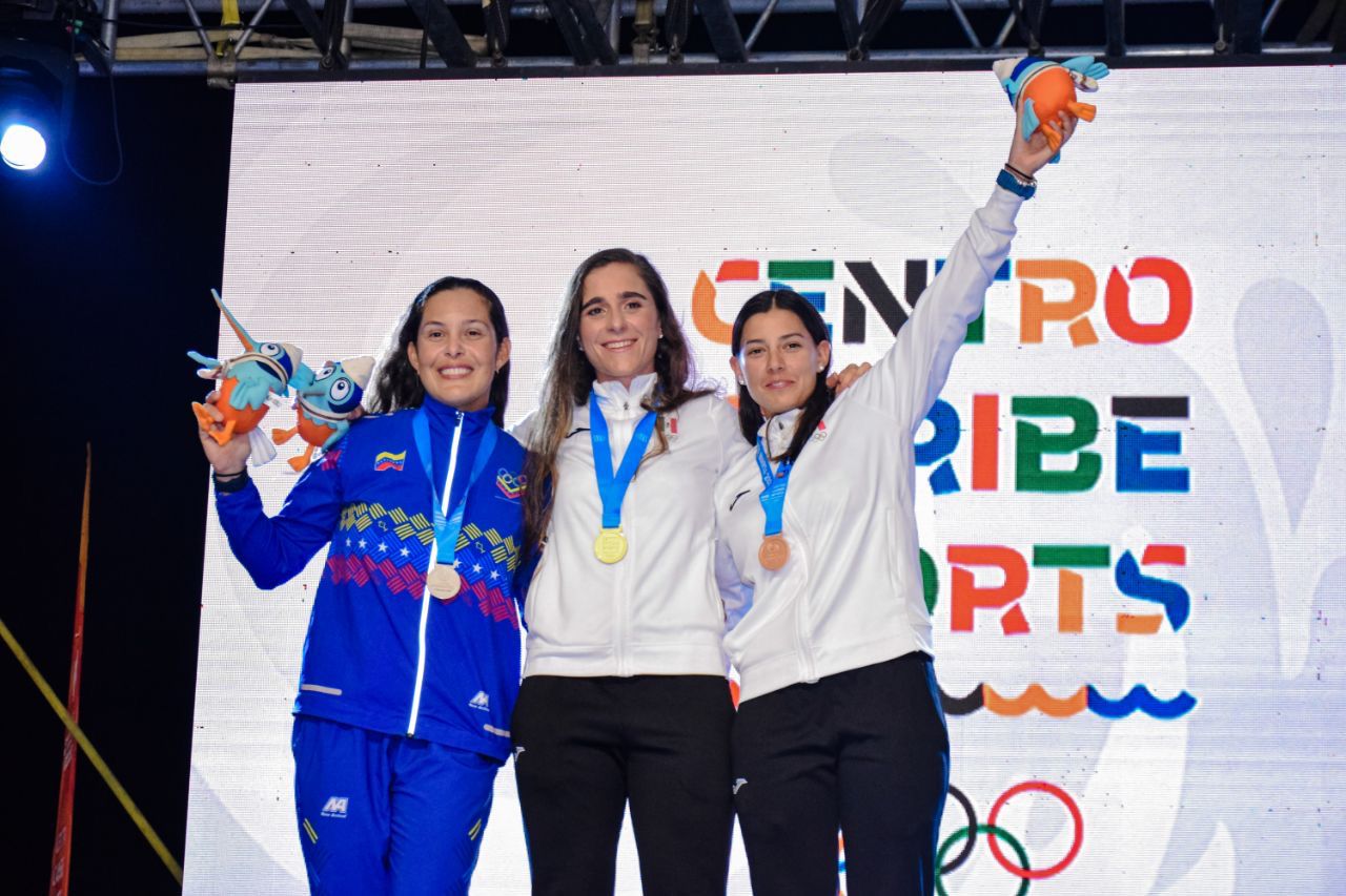 Atletas felices y satisfechos en la ceremonia de premiación de los I Juegos Centroamericanos y del Caribe Mar y Playa