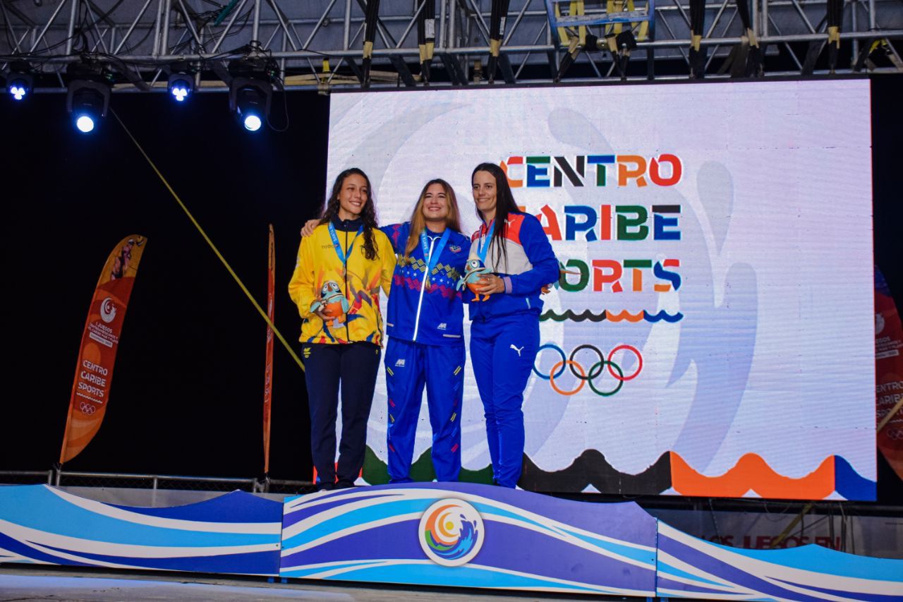 Atletas felices y satisfechos en la ceremonia de premiación de los I Juegos Centroamericanos y del Caribe Mar y Playa