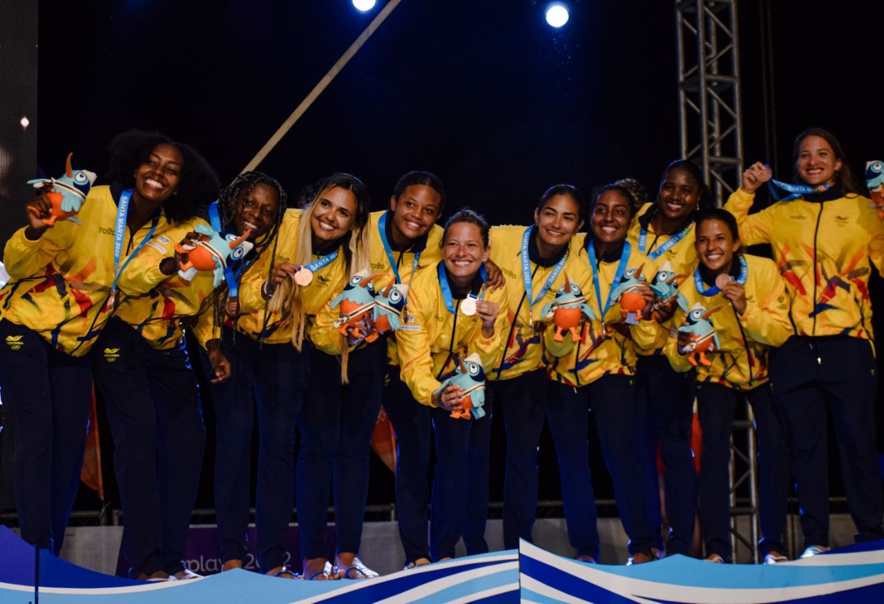 Atletas felices y satisfechos en la ceremonia de premiación de los I Juegos Centroamericanos y del Caribe Mar y Playa