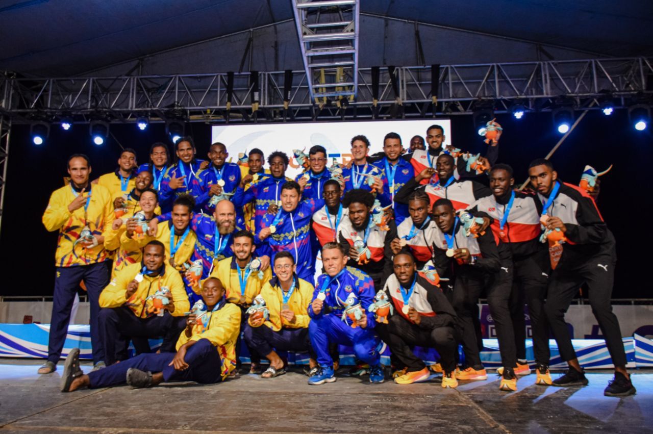 Atletas felices y satisfechos en la ceremonia de premiación de los I Juegos Centroamericanos y del Caribe Mar y Playa