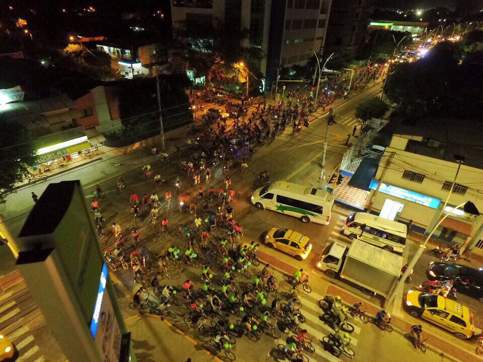 A bordo de sus bicicletas, recorrieron las calles de la ciudad, contagiando a los espectadores a su paso de alegría y ambiente festivo.