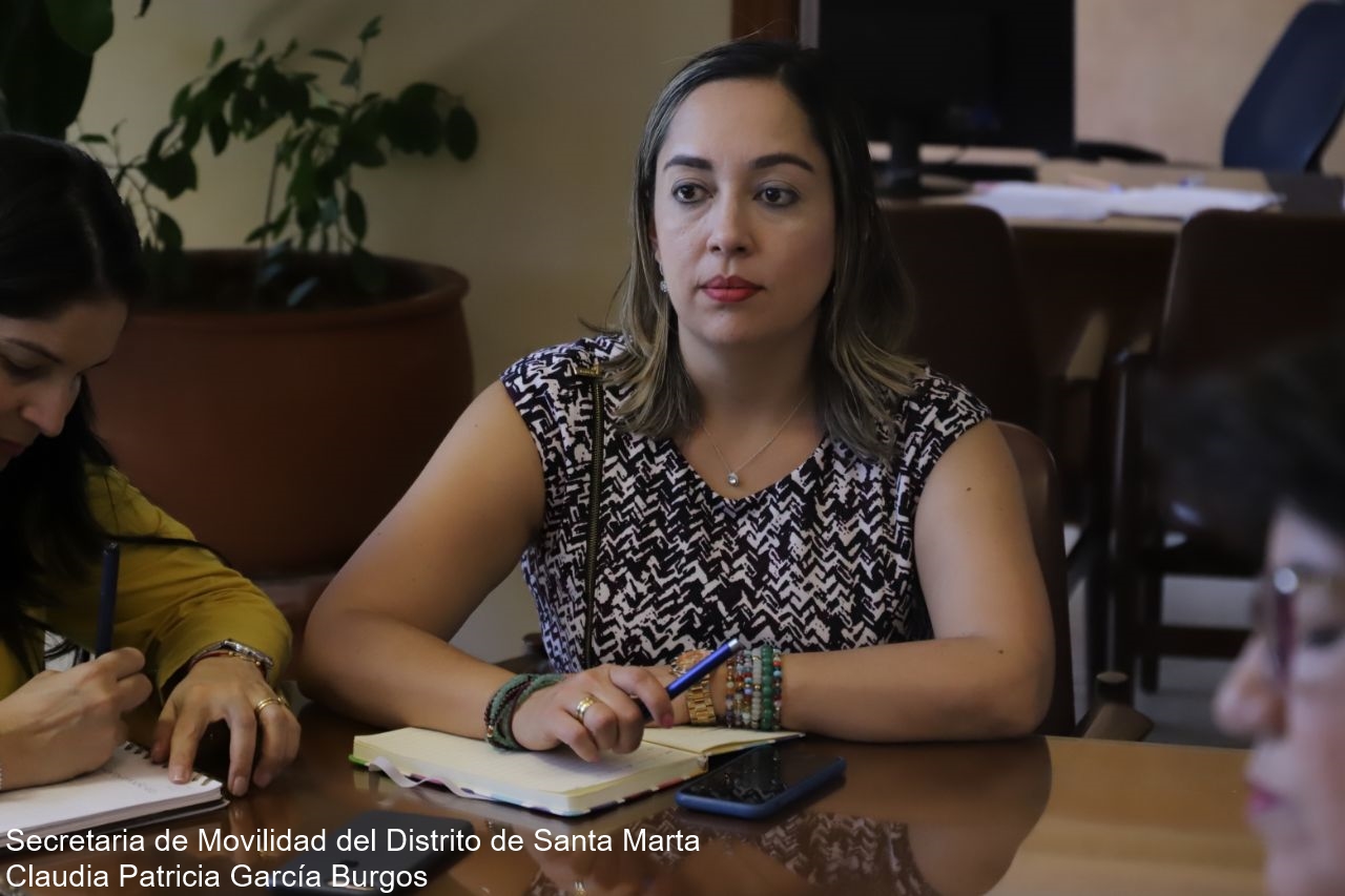 Secretaria de Movilidad atiende y asesora en tramites a los propietarios de vehículos para su entrega. Secretaria de Movilidad atiende y asesora en tramites a los propietarios de vehículos para su entrega.