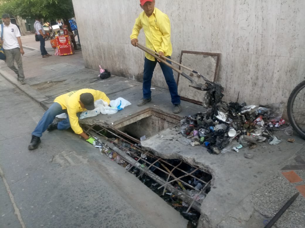 Con limpieza de rejillas, la Essmar ‘se toma’ el Centro Histórico