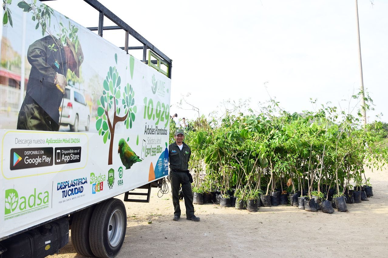 Distrito conmemora Día de la Tierra con siembra de 400 árboles en la orilla del río Manzanares