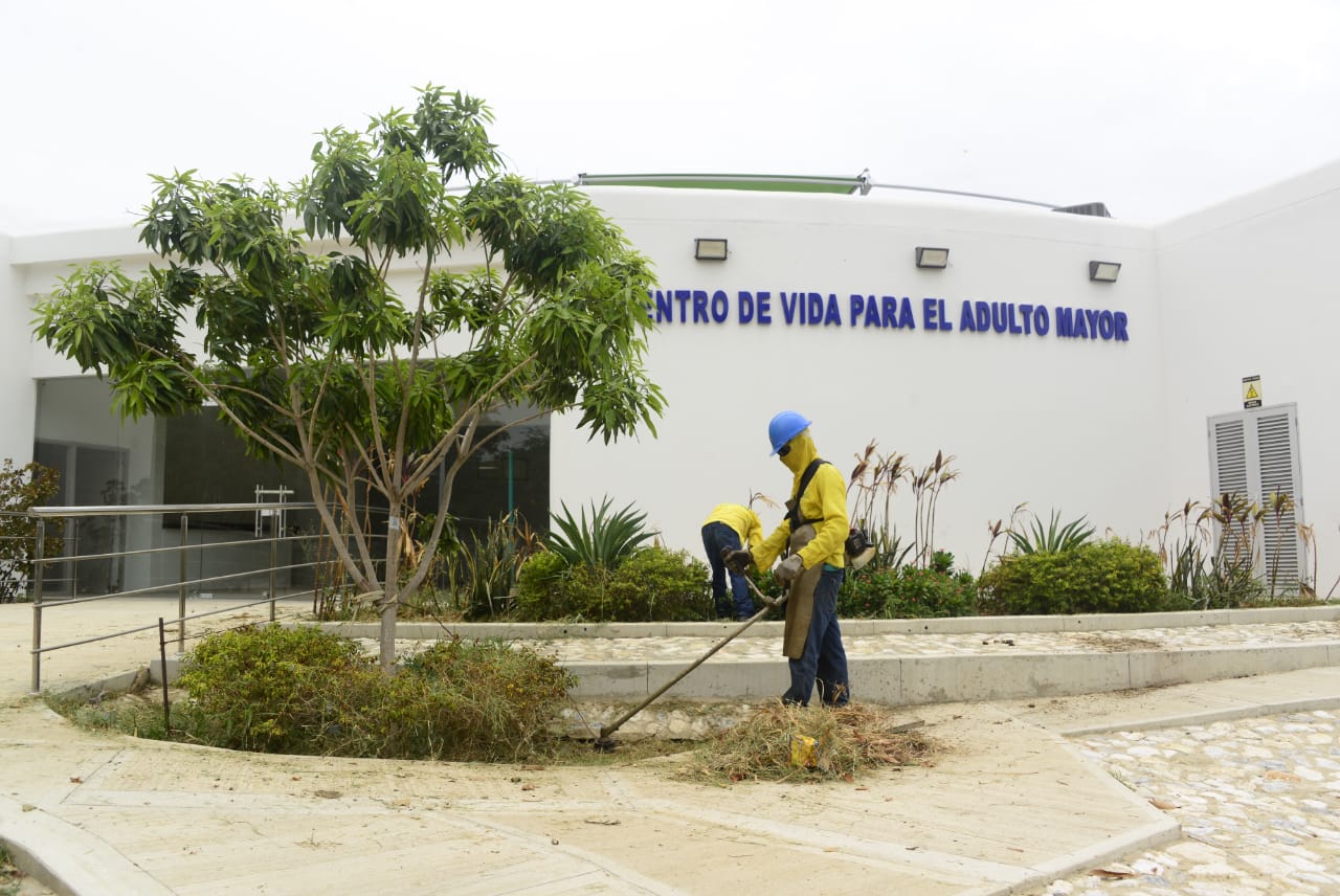 Continúan las labores de limpieza a las afueras del ‘Centro de Vida para el Adulto Mayor’