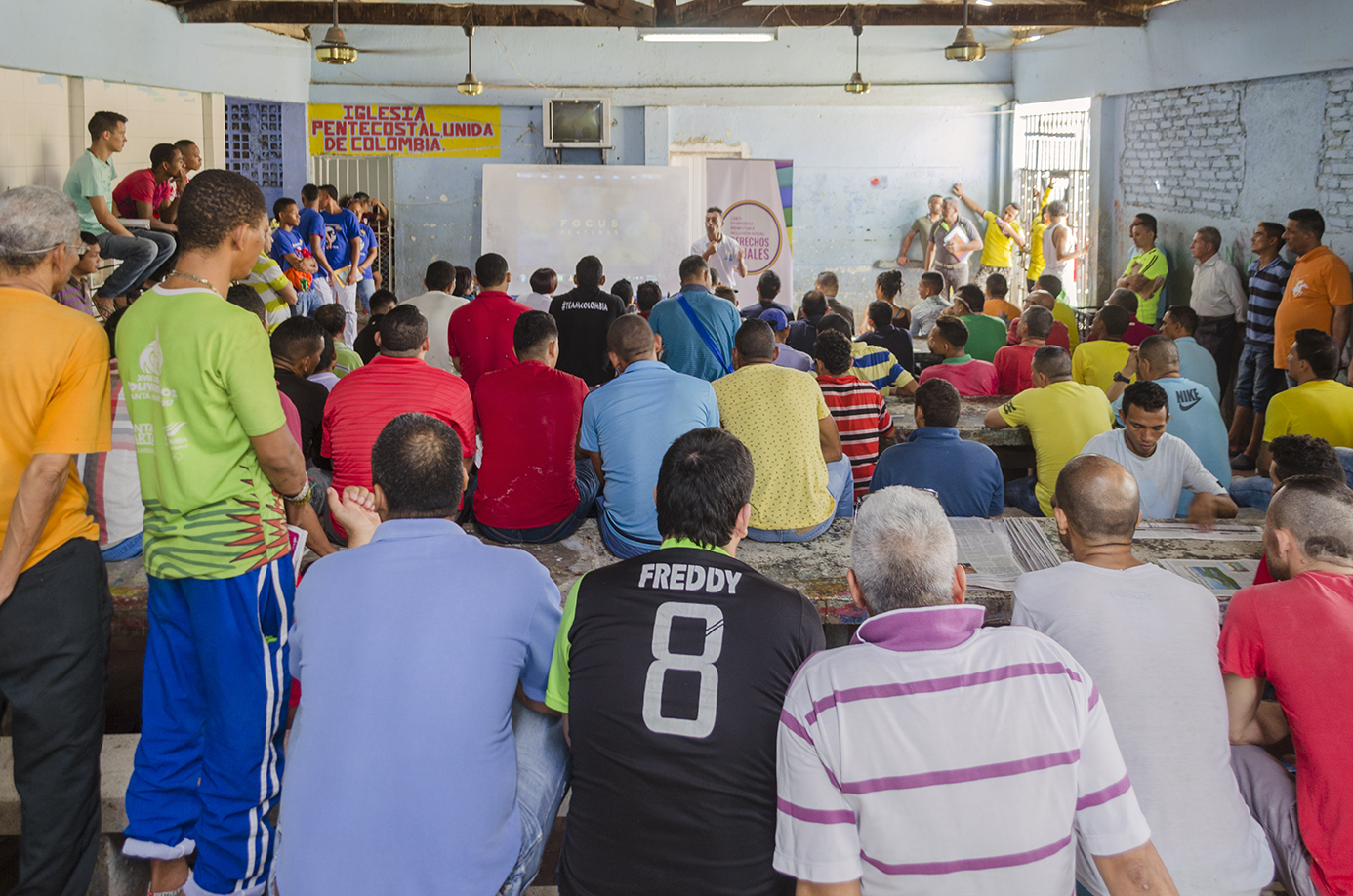 Cine diverso con los interno de la Cárcel de Bastidas