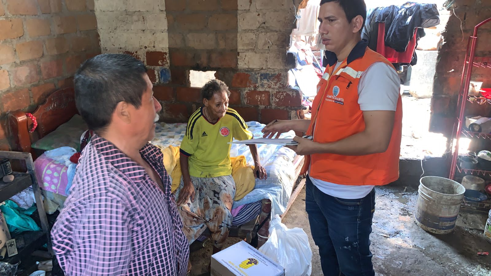 Distrito remueve material rocoso y lodo en el barrio Las Malvinas tras afectaciones por la temporada de lluvias