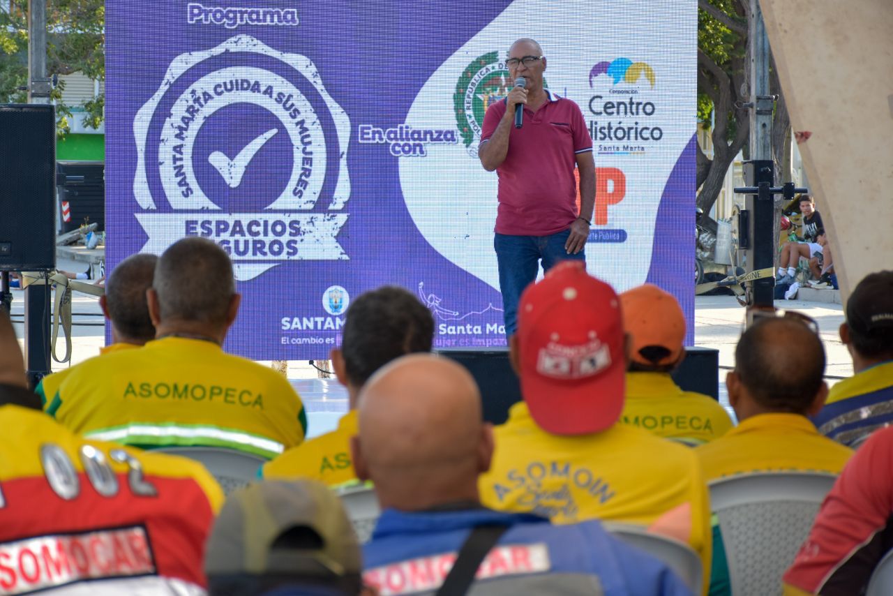 Secretaría de la Mujer entregó certificados, chalecos y sellos del programa “Espacios Seguros” a personas que ejercen el mototaxismo