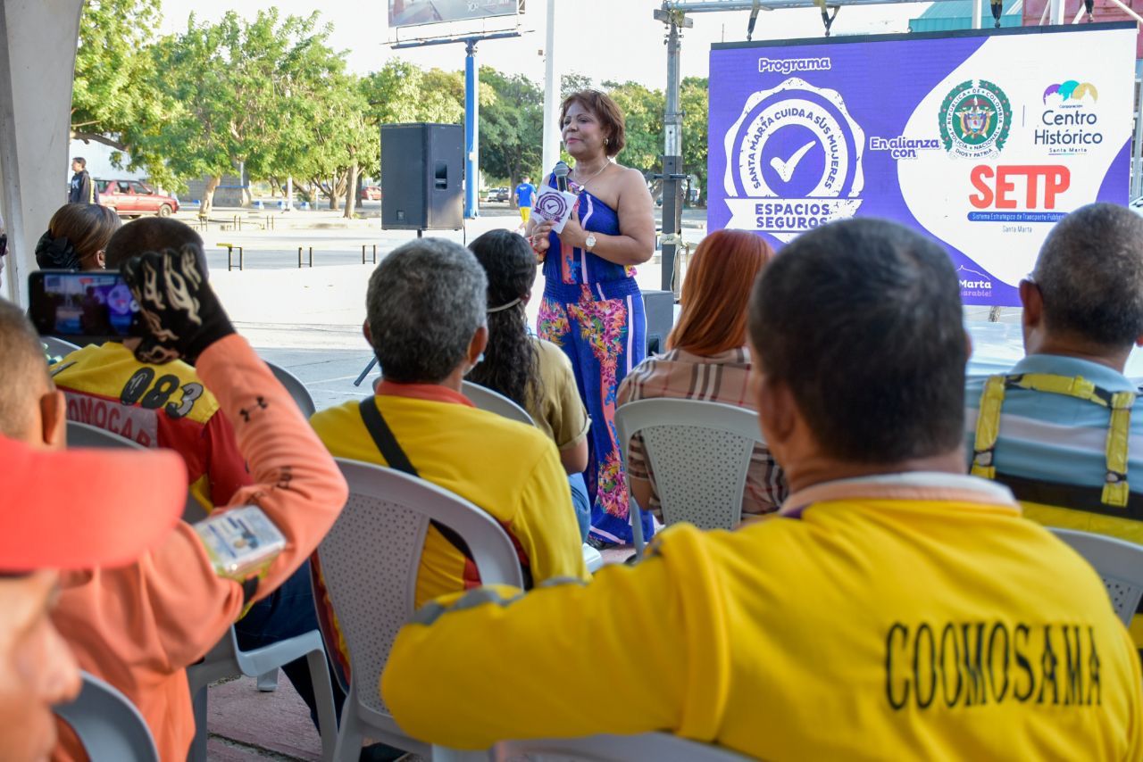 Secretaría de la Mujer entregó certificados, chalecos y sellos del programa “Espacios Seguros” a personas que ejercen el mototaxismo