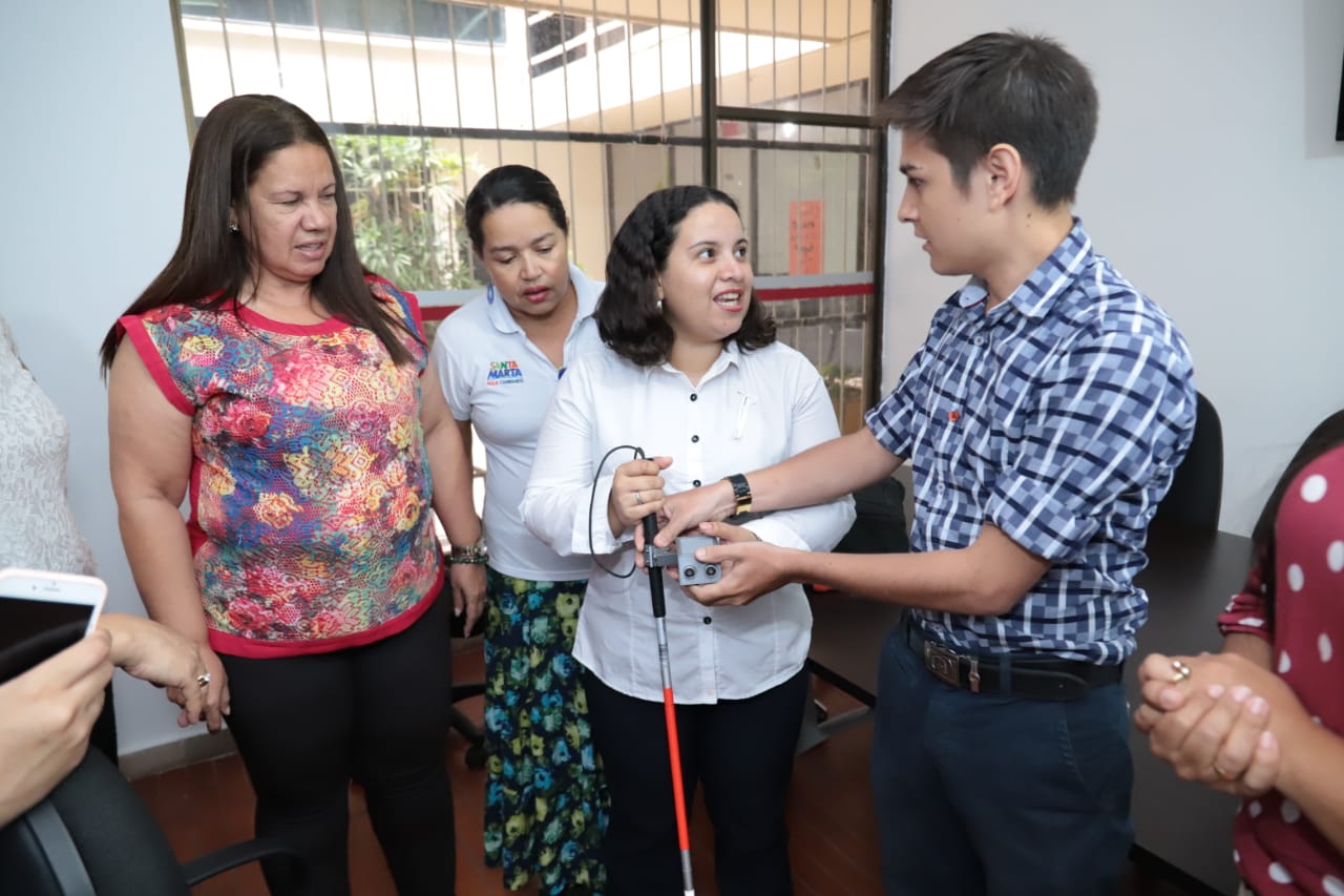Joven entrega primer dispositivo electrónico para bastón blanco que se fabrica en Santa Marta