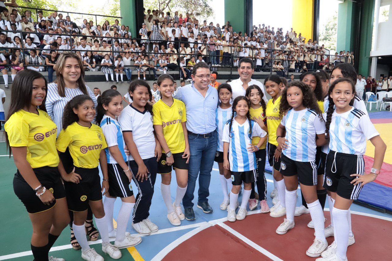 Distrito renovó y modernizó el coliseo del Inem Simón Bolívar Distrito renovó y modernizó el coliseo del Inem Simón Bolívar