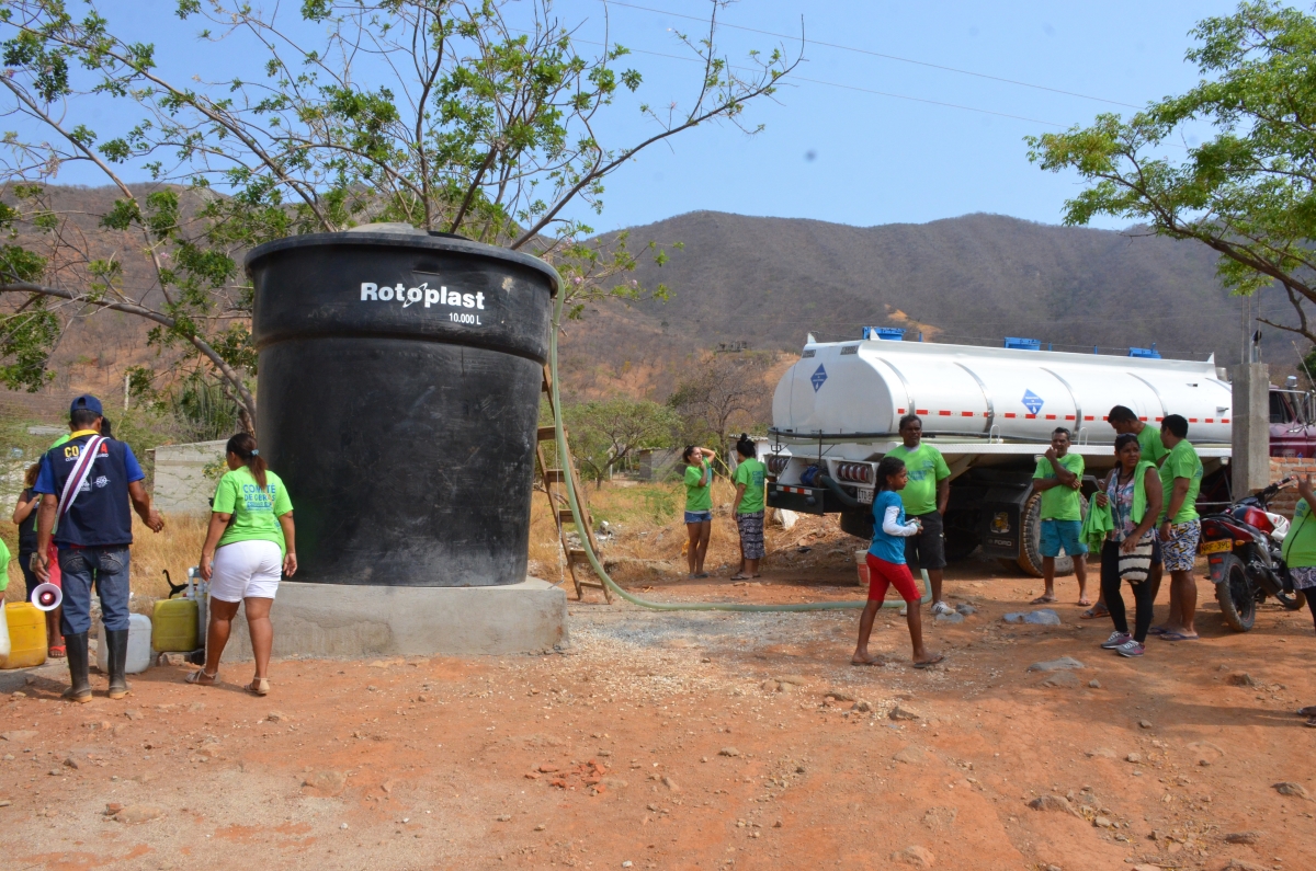 Con instalación de dos tanques elevados, Alcaldía lleva 20 mil litros de agua a parte alta de Taganga Con instalación de dos tanques elevados, Alcaldía lleva 20 mil litros de agua a parte alta de Taganga