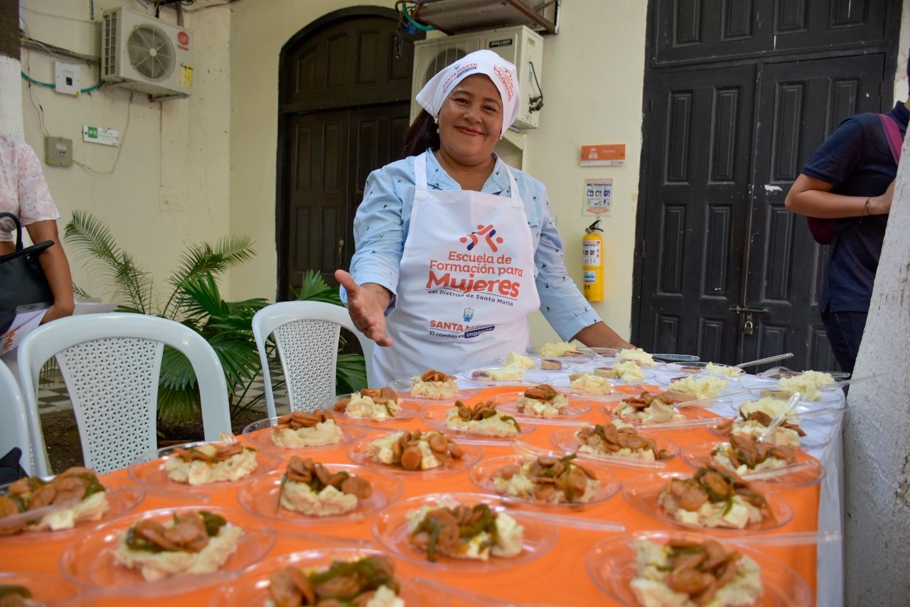 42 mujeres culminaron con éxito cursos de gastronomía y artesanía en la Escuela de Formación para Mujeres de Santa Marta