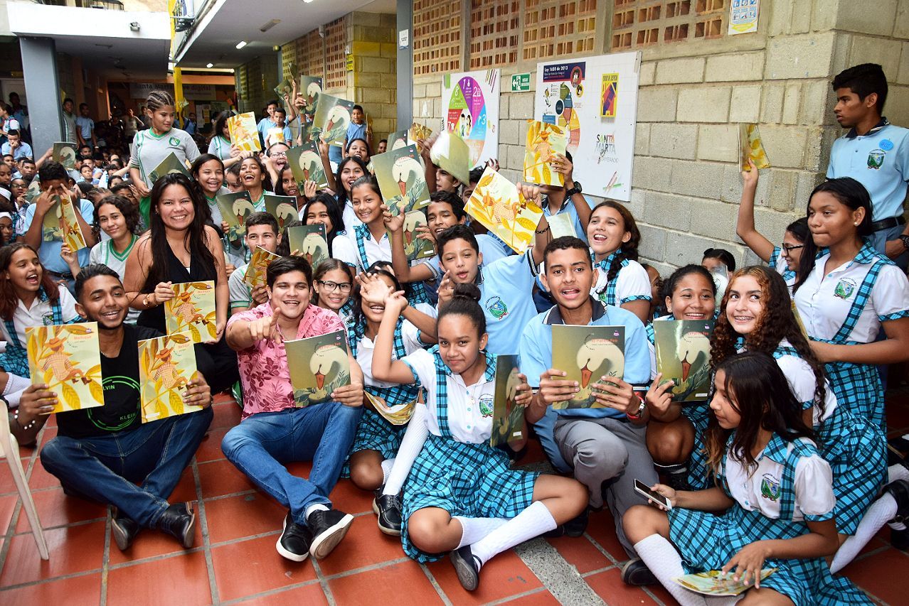 Distrito realizó jornada de entrega de libros a estudiantes de la IED Edgardo Vives Campo