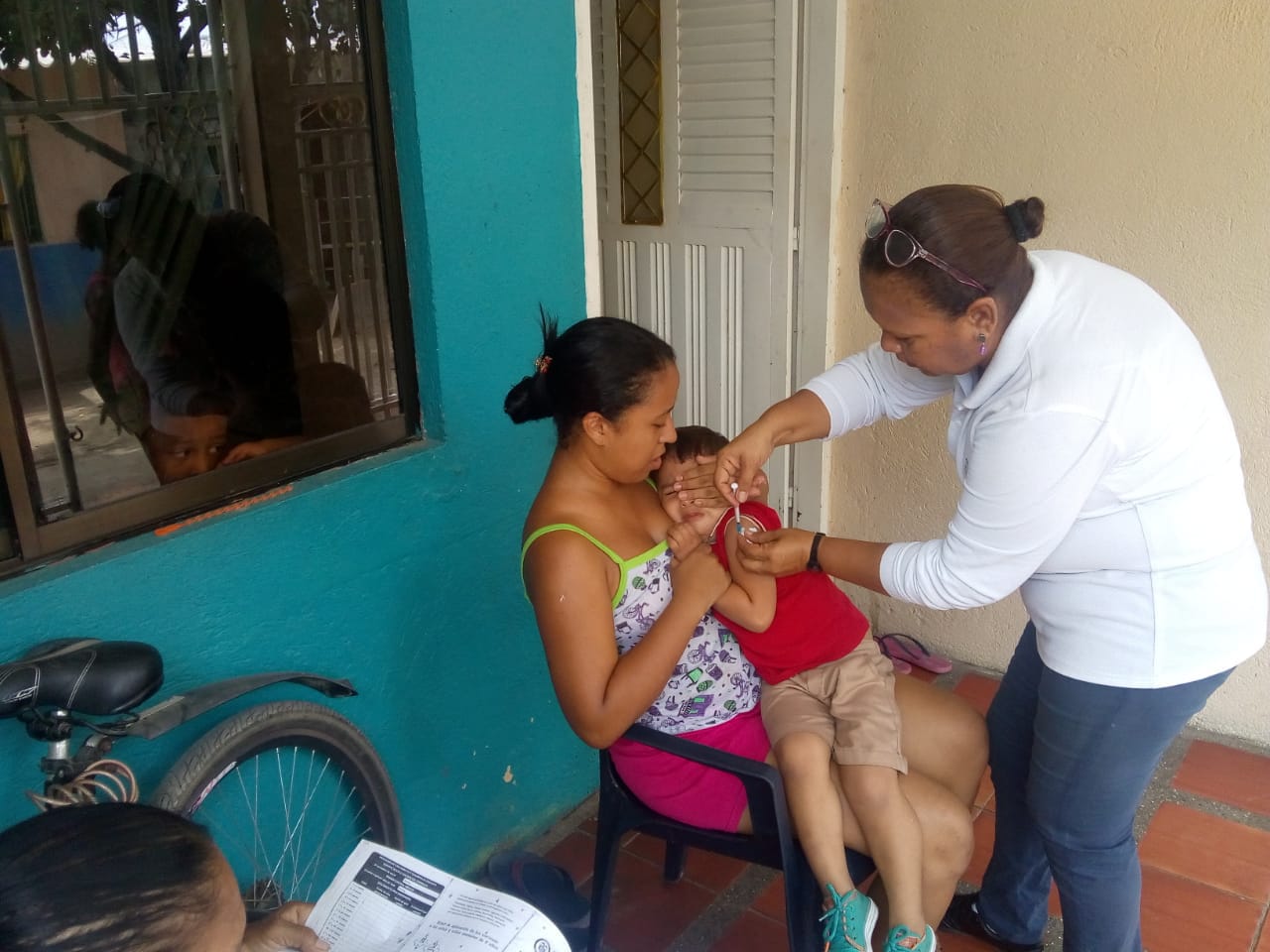 La ESE Distrital continúa la vacunación casa a casa